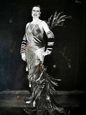 Photo portrait of Simone Mirat in stage dress by Henri Manuel, 1920s
