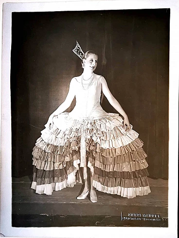 Foto ritratto di Simone Mirat con abito di scena, di Henri Manuel, anni '20