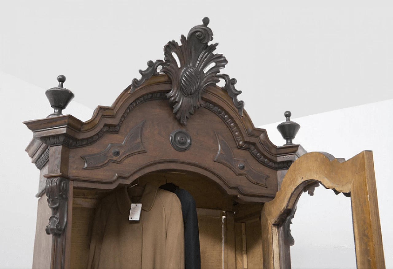 Rococo closet in walnut with brass details, 1700s. 3