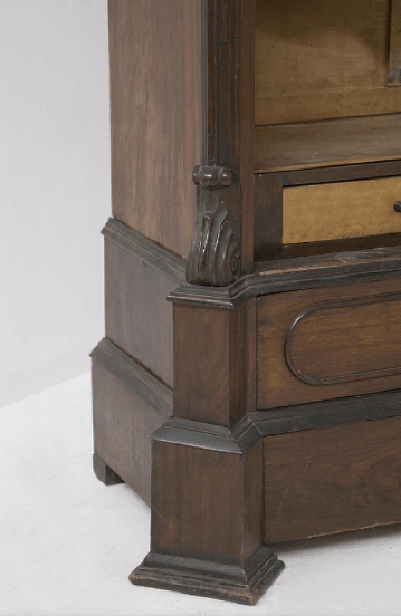 Rococo closet in walnut with brass details, 1700s. 4
