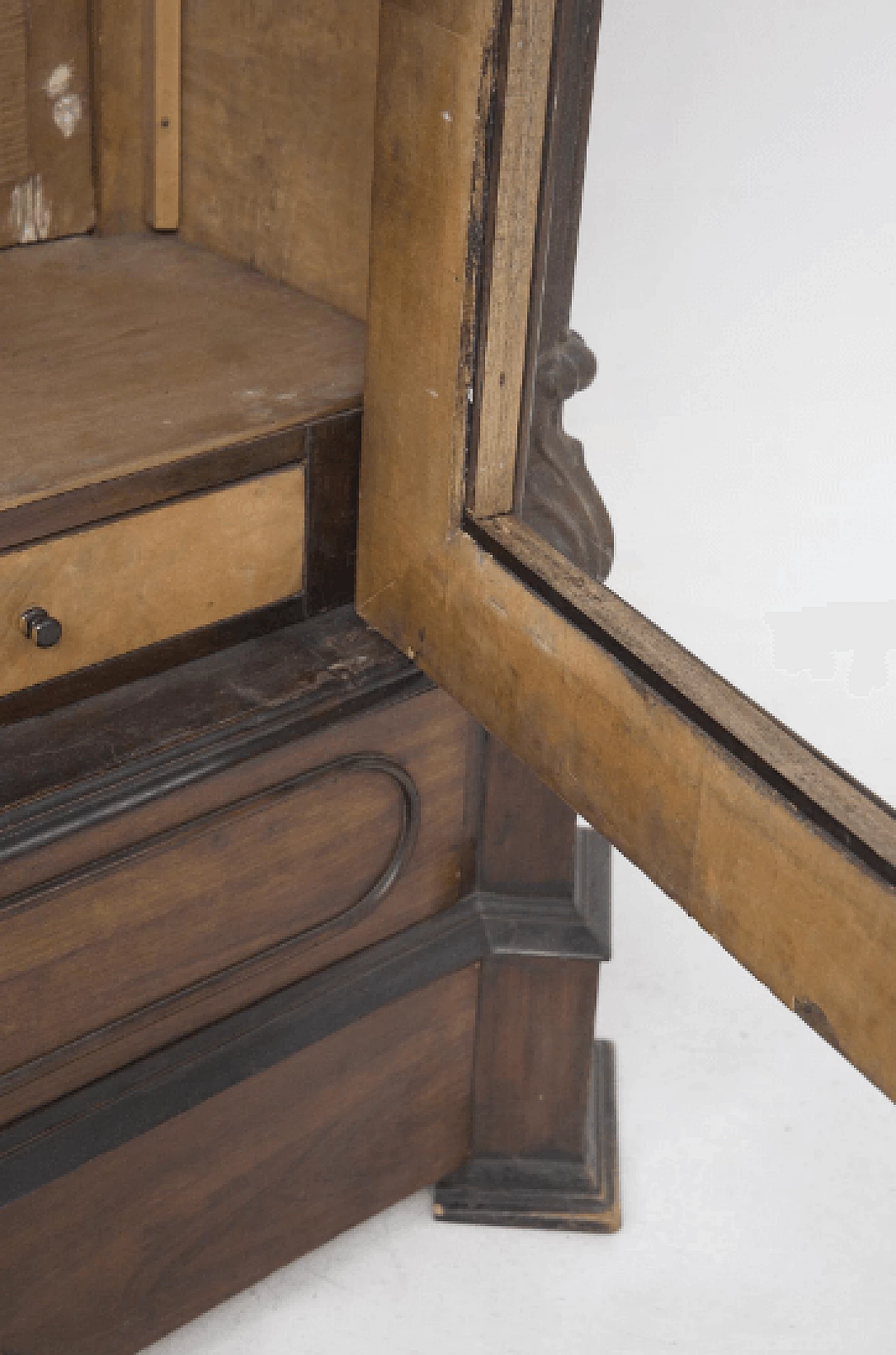 Rococo closet in walnut with brass details, 1700s. 6