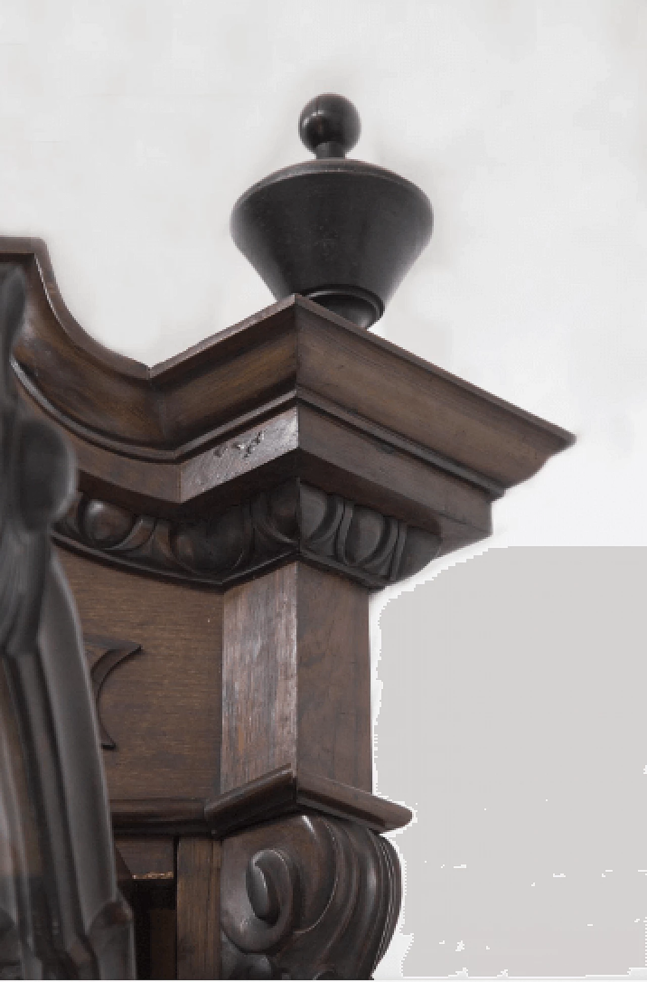 Rococo closet in walnut with brass details, 1700s. 7