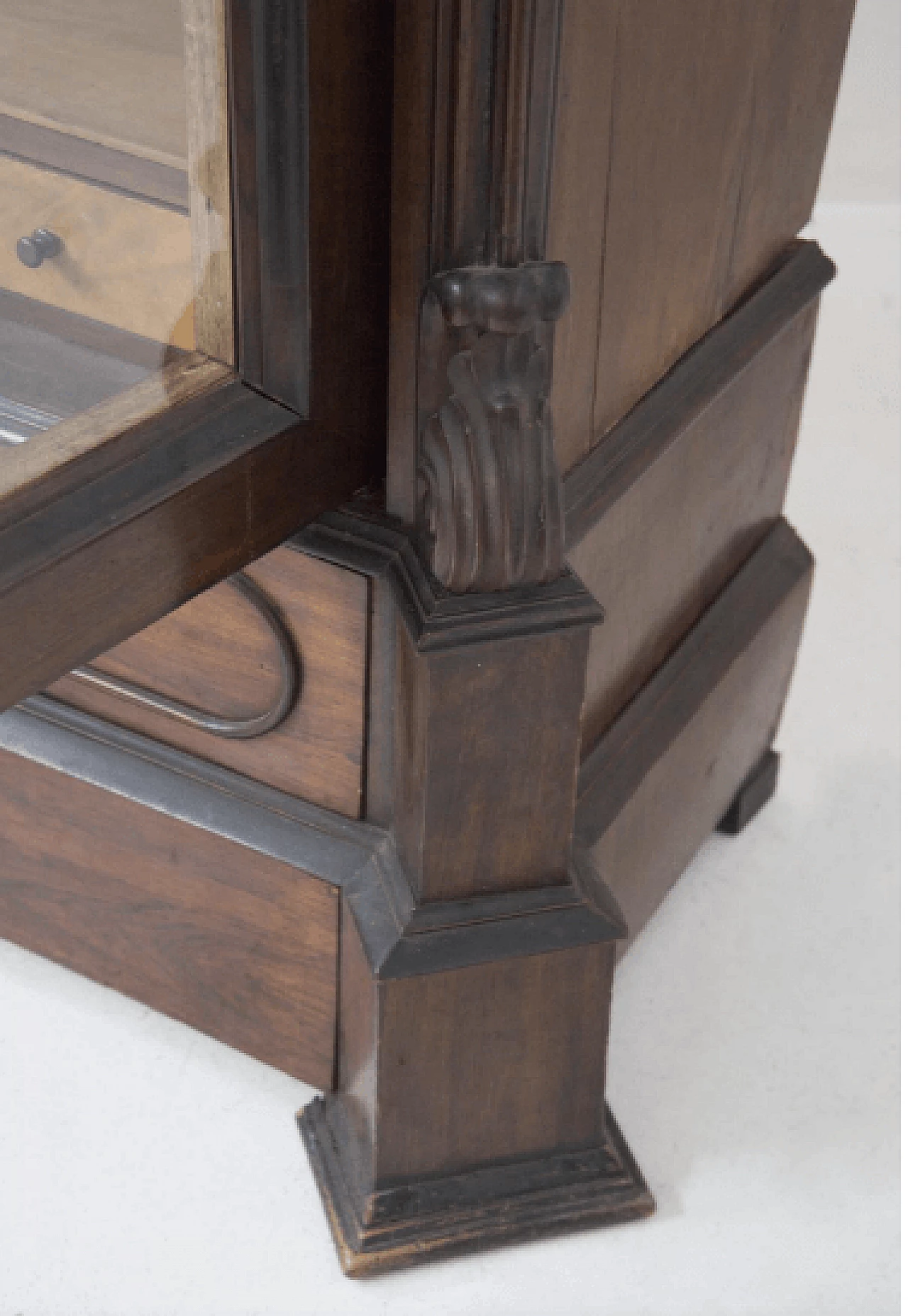 Rococo closet in walnut with brass details, 1700s. 8