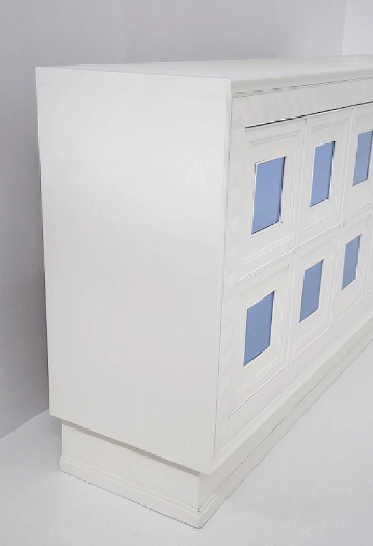 Credenza in legno bianco e specchi azzurri attribuita a Osvaldo Borsani, anni '50 7