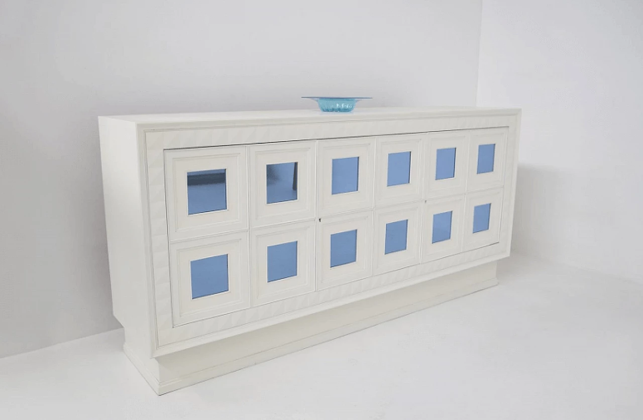 Credenza in legno bianco e specchi azzurri attribuita a Osvaldo Borsani, anni '50 9