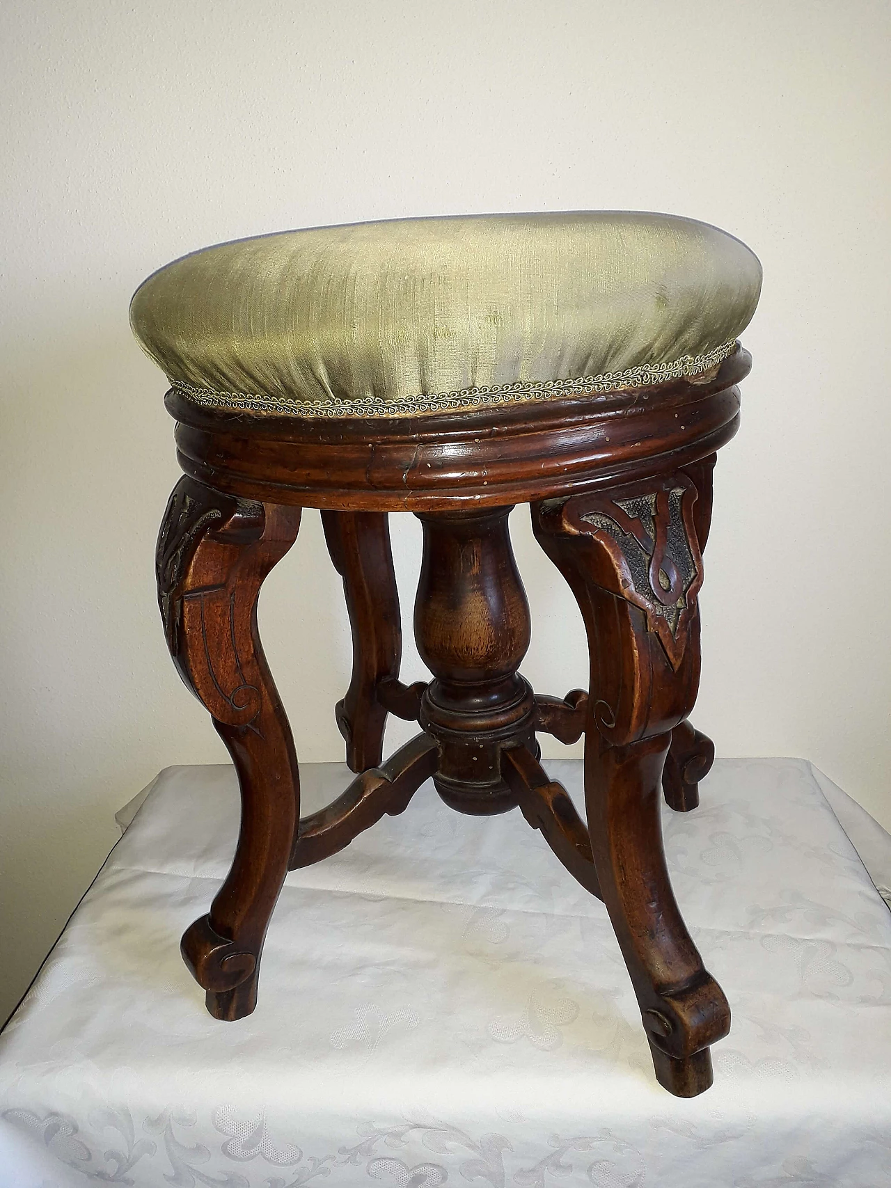 Napoleon Piano Stool / ナポレオン ピアノ スツール アンティーク Piano stool in the Napoleon III style, 19th century | intOndo