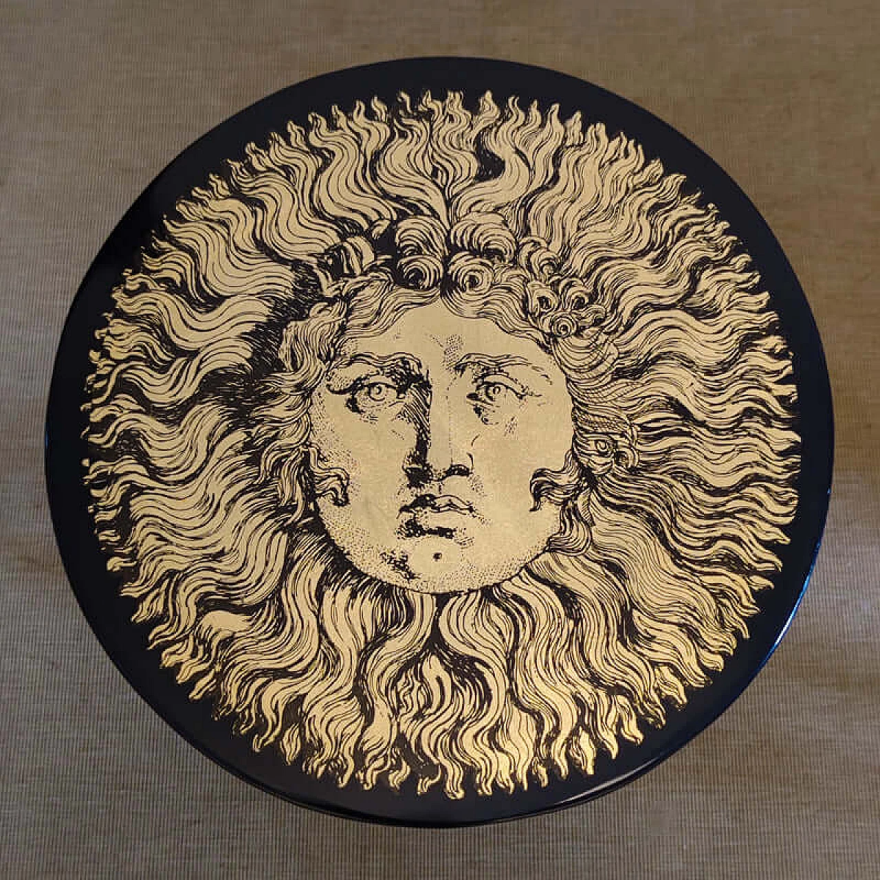 Table by Piero Fornasetti depicting the Sun King Louis XIV, 1970s 3