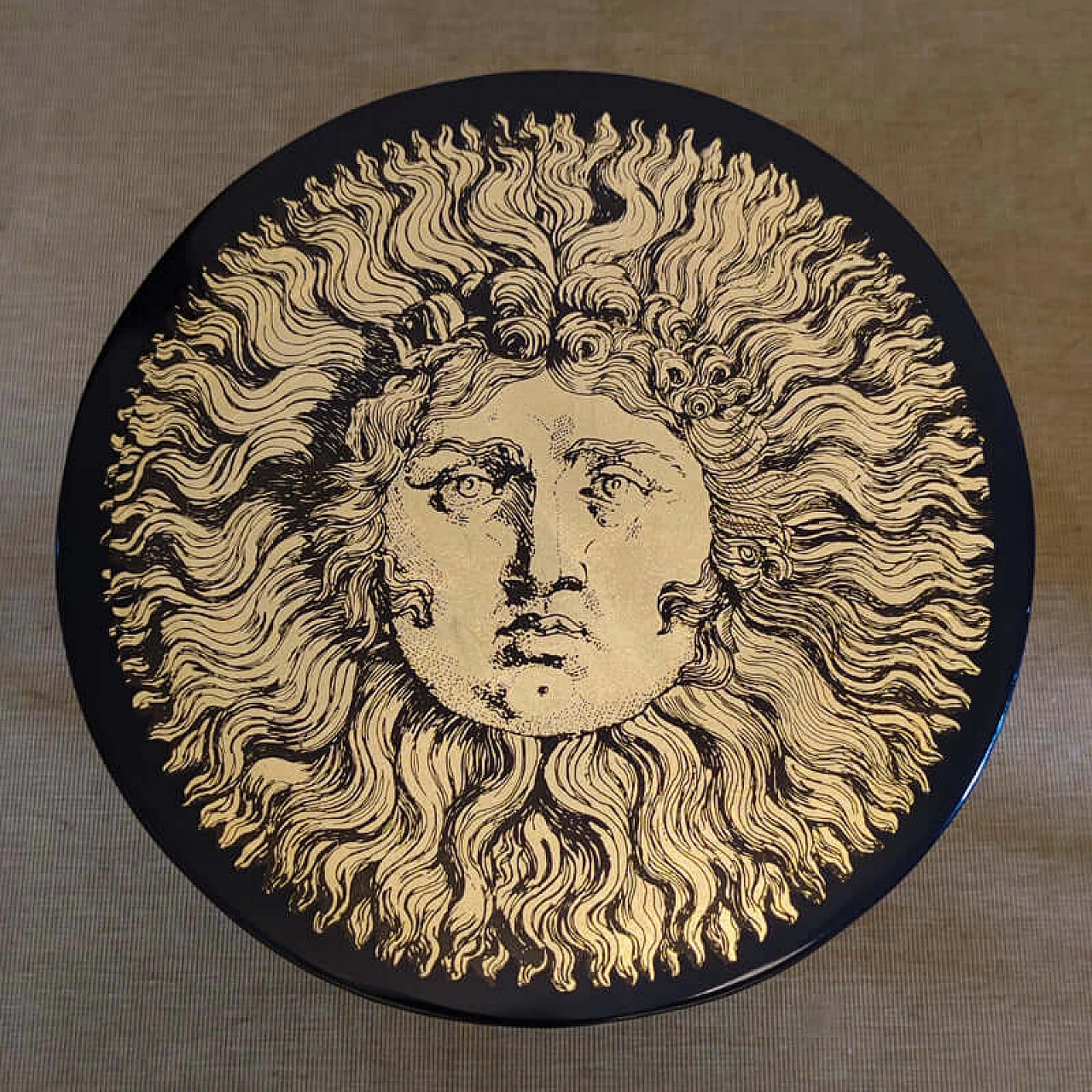 Tavolo di Piero Fornasetti raffigurante il Re Sole Luigi XIV, anni '70 3