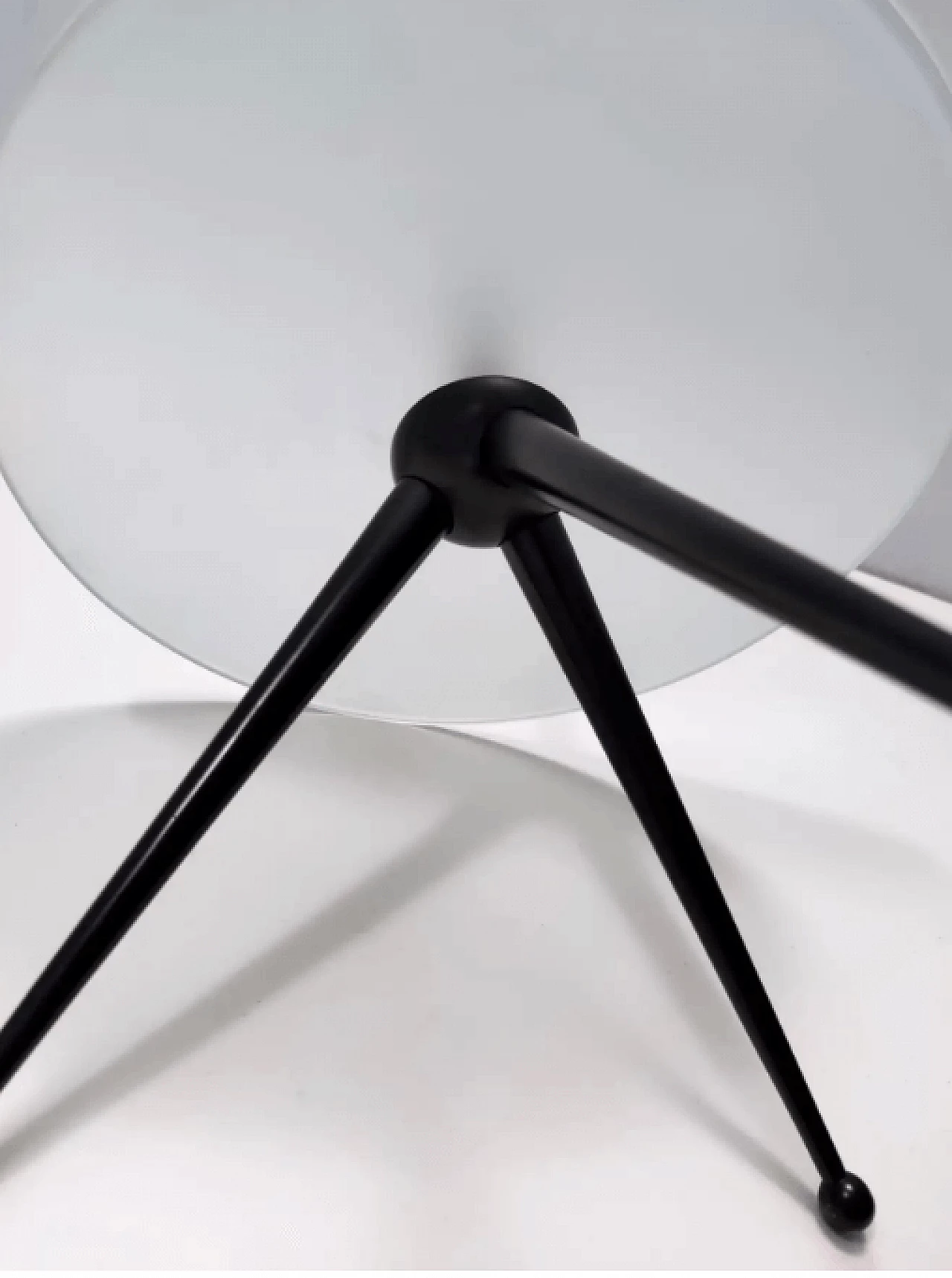 Tavolino tripode in faggio e vetro nello stile di Cesare Lacca, anni '80 11