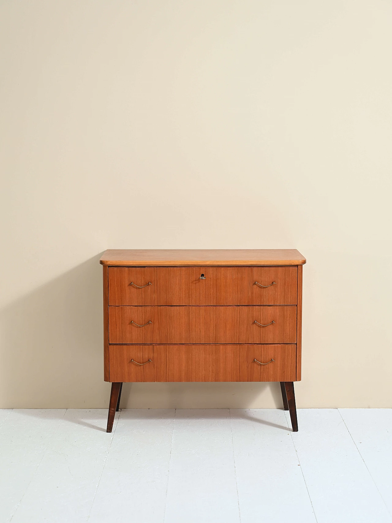 Cassettiera in legno con maniglie in metallo, anni '60 1