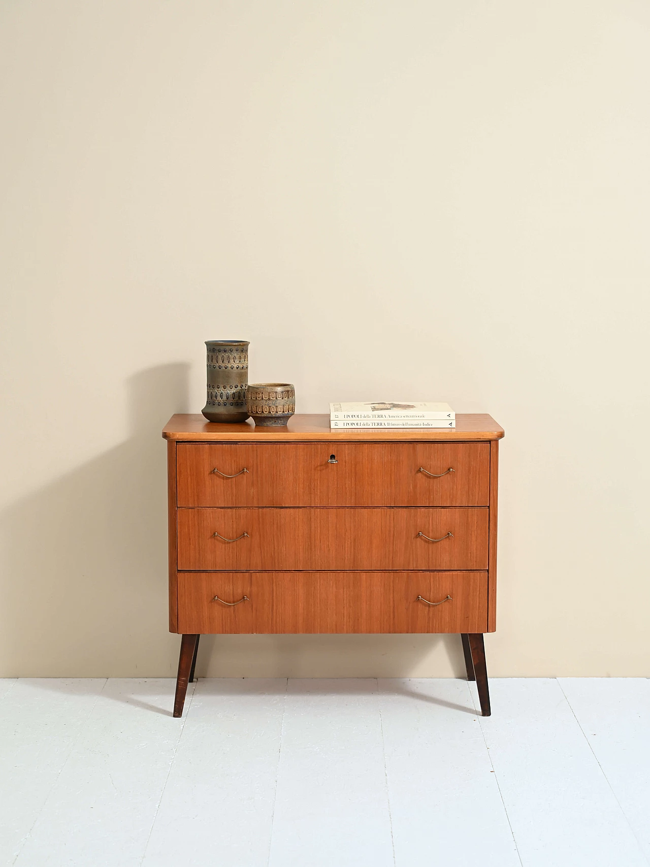 Cassettiera in legno con maniglie in metallo, anni '60 2