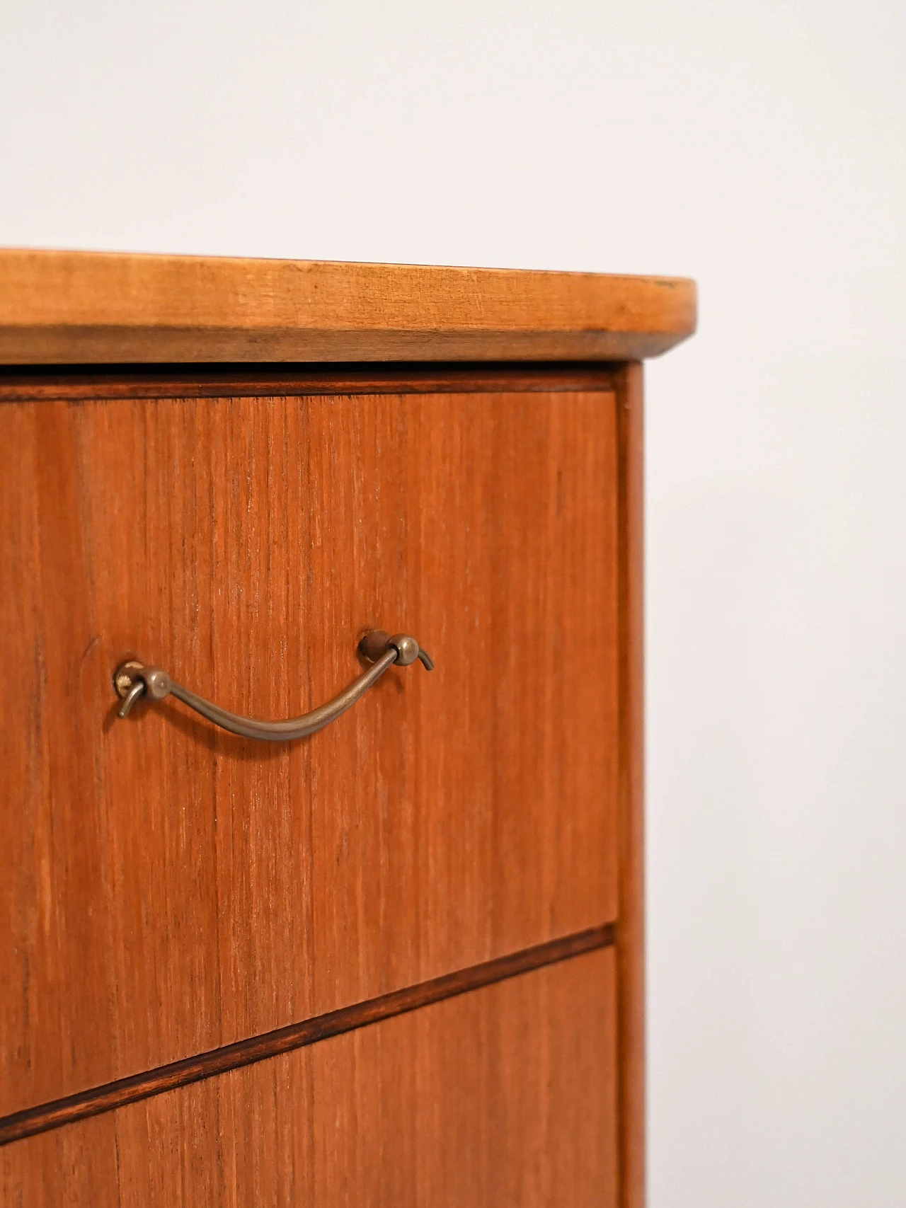 Cassettiera in legno con maniglie in metallo, anni '60 5