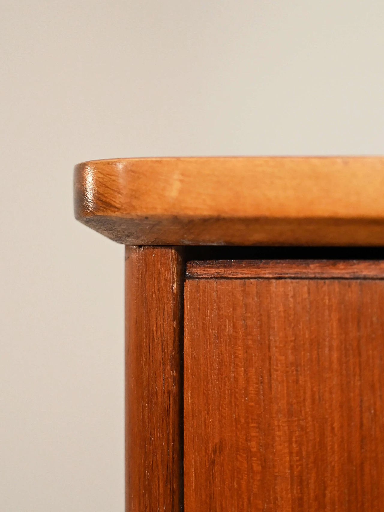 Cassettiera in legno con maniglie in metallo, anni '60 6