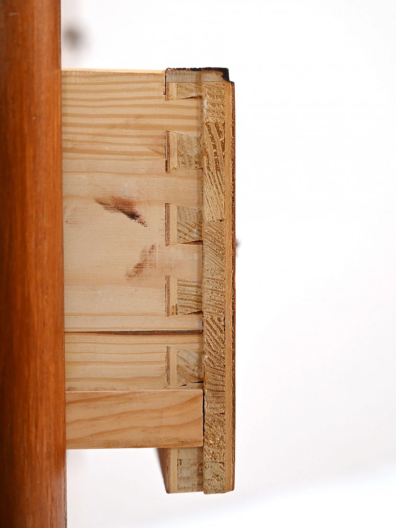 Cassettiera in legno con maniglie in metallo, anni '60 7