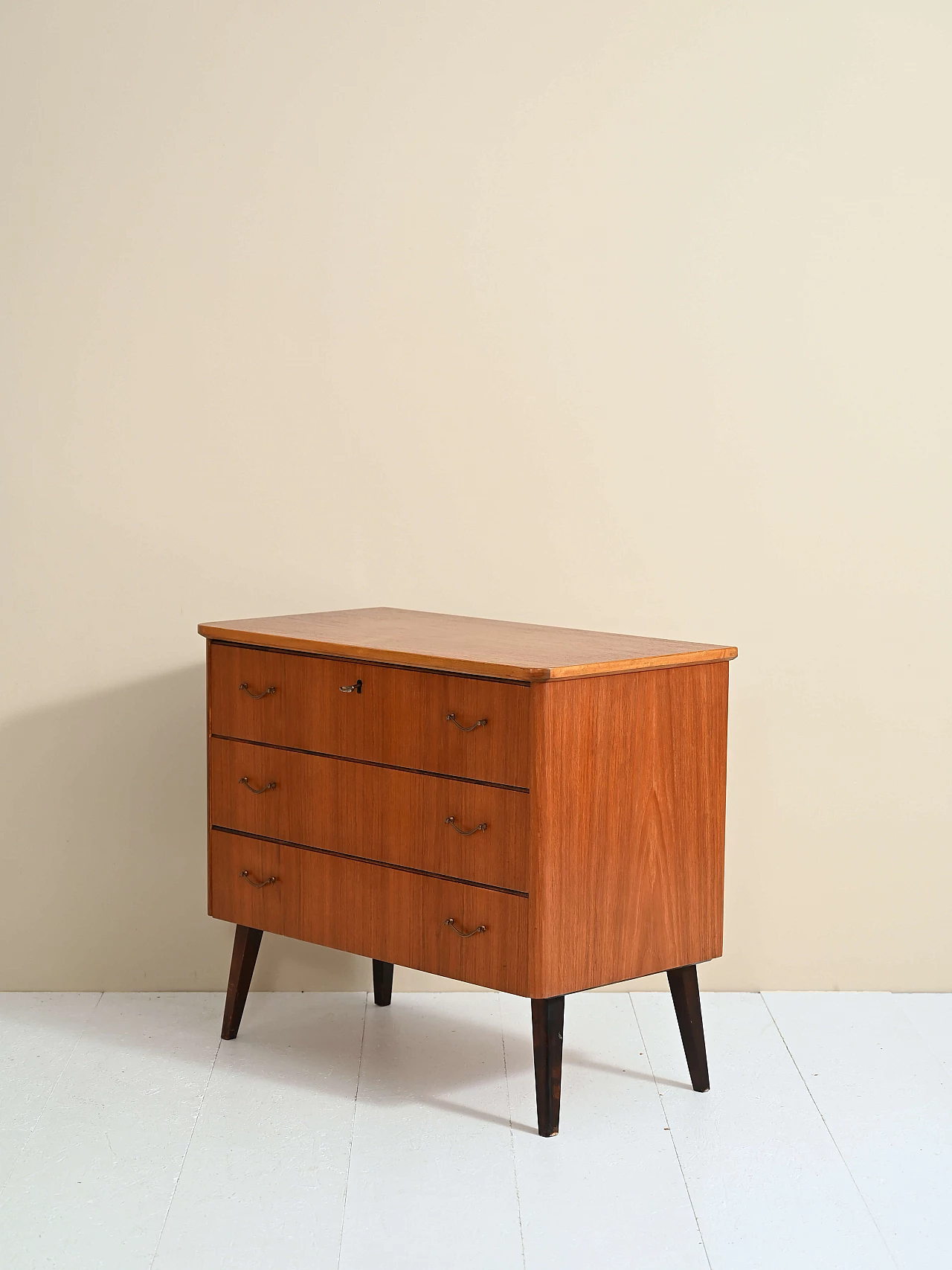 Cassettiera in legno con maniglie in metallo, anni '60 8