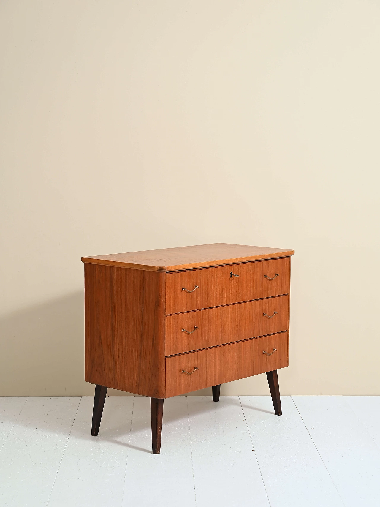 Cassettiera in legno con maniglie in metallo, anni '60 9