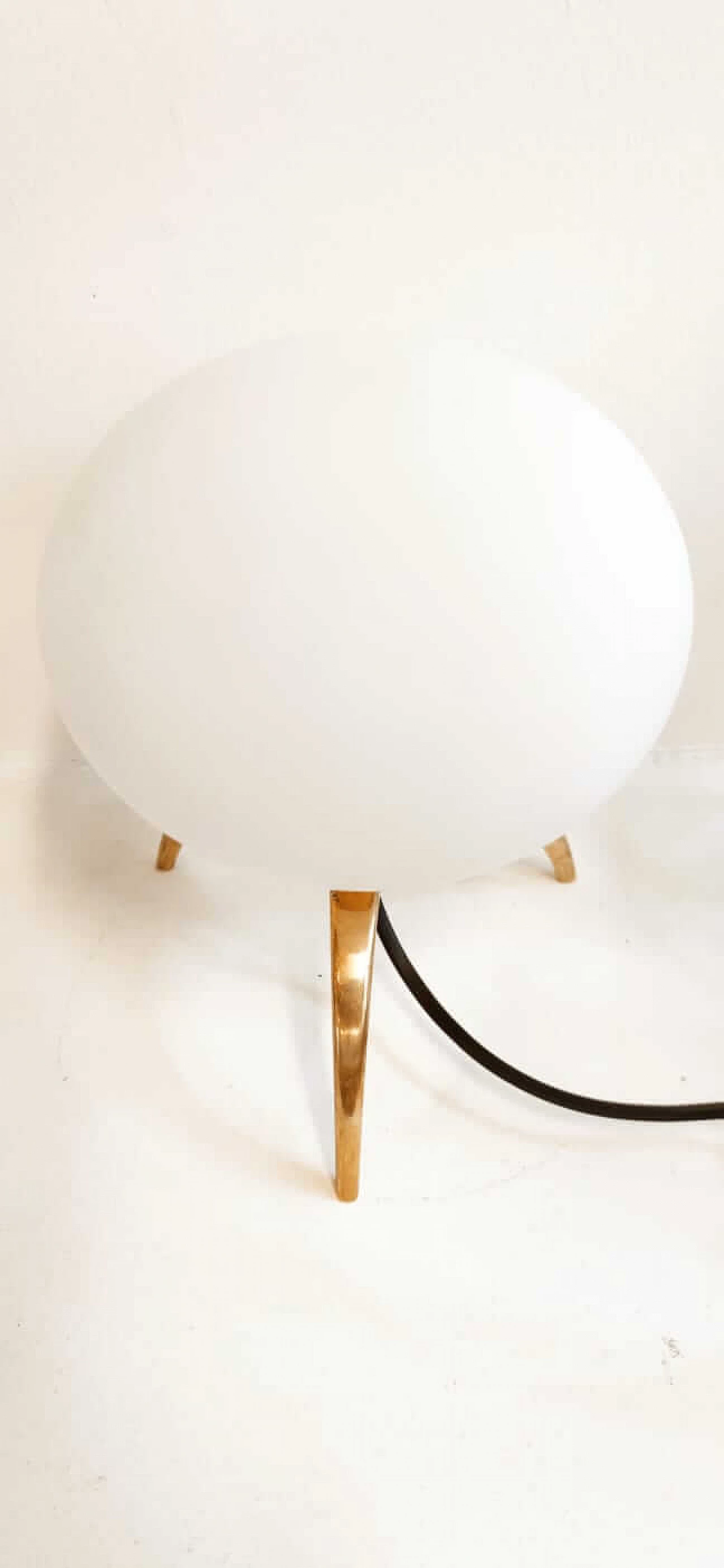 Lampada da tavolo in ottone con vetro ovale, anni '60 1