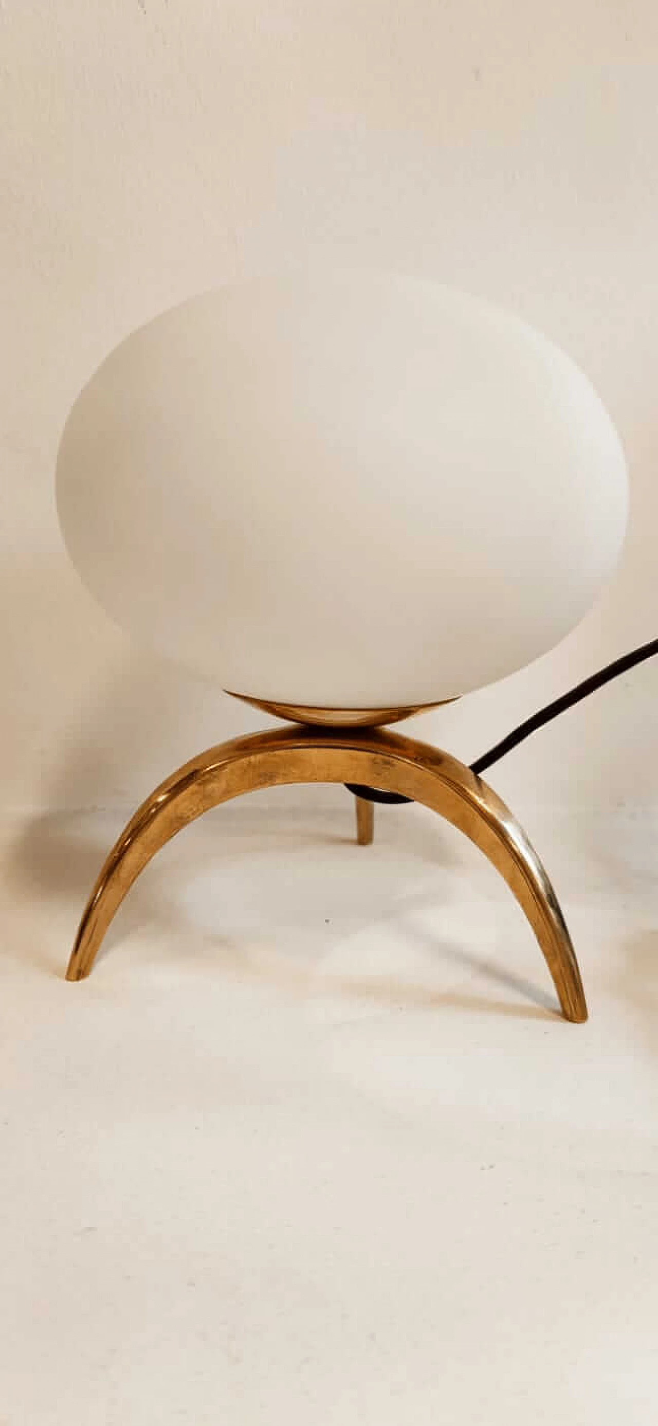 Lampada da tavolo in ottone con vetro ovale, anni '60 3