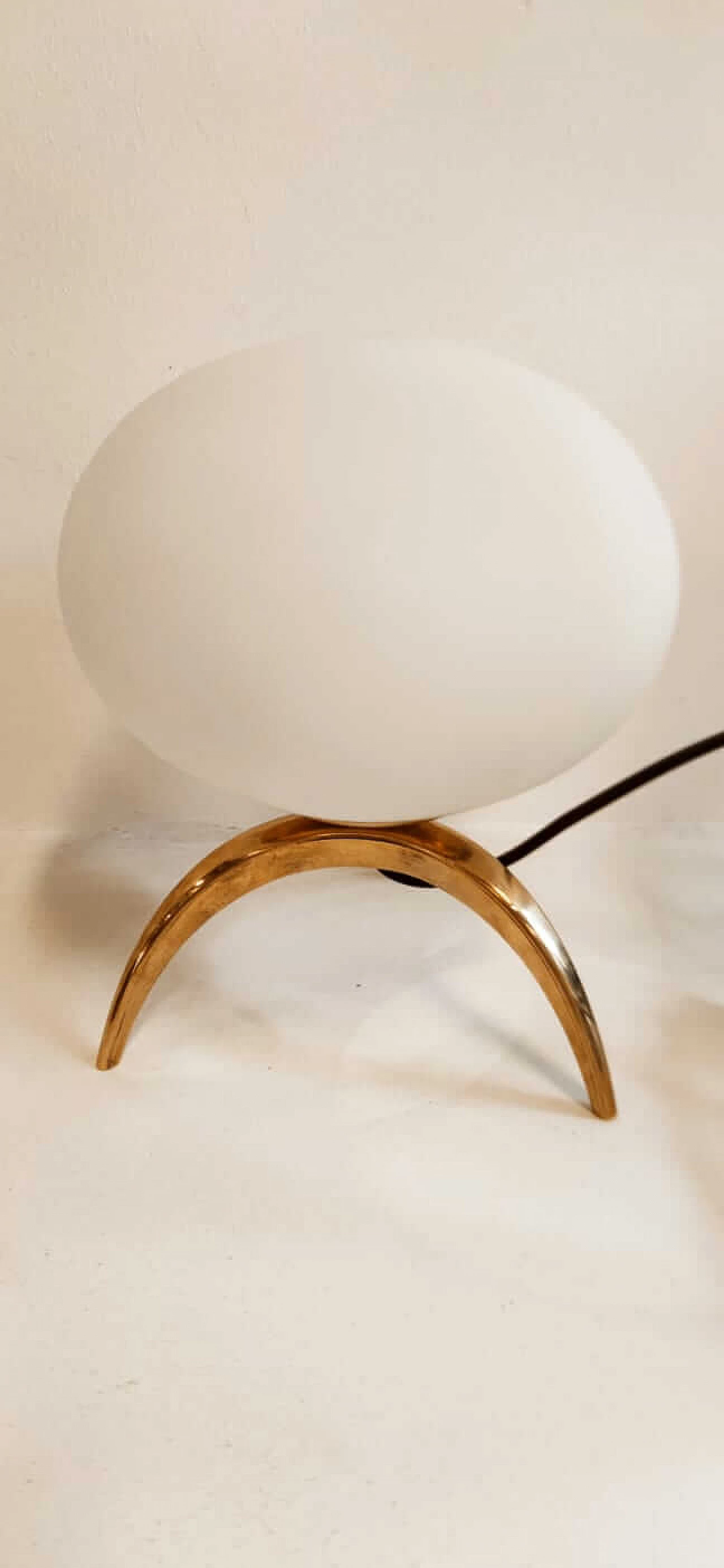 Lampada da tavolo in ottone con vetro ovale, anni '60 4