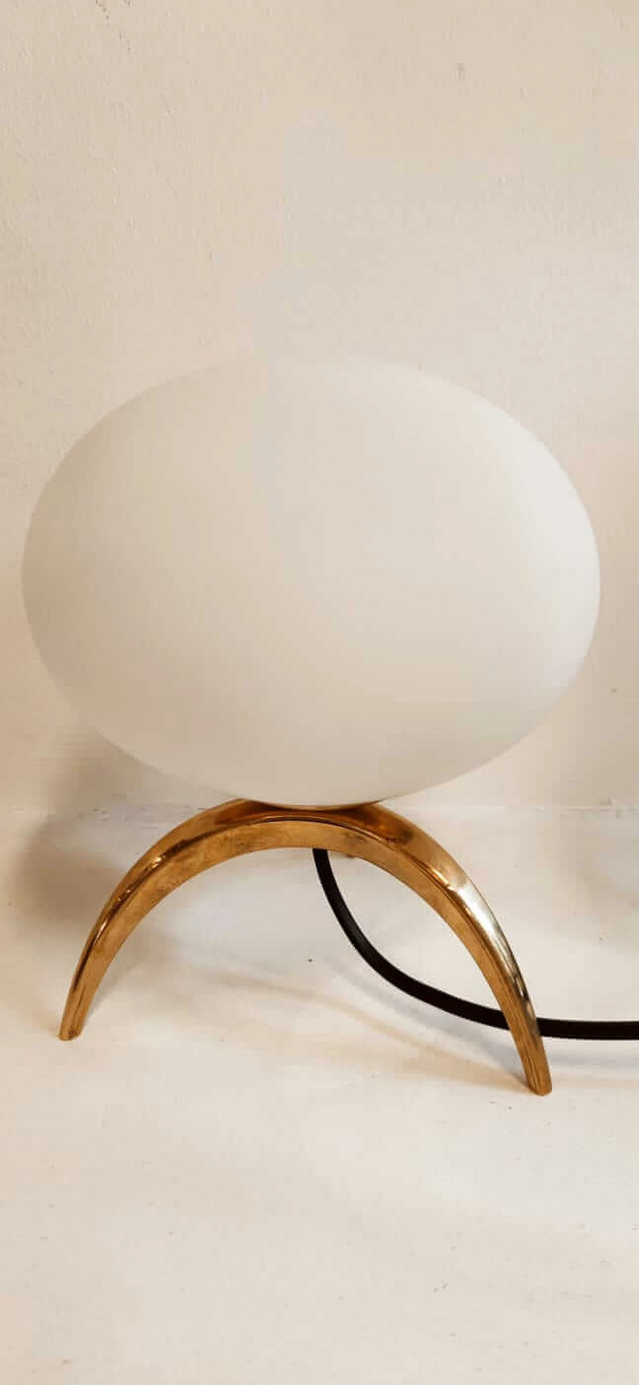 Lampada da tavolo in ottone con vetro ovale, anni '60 5