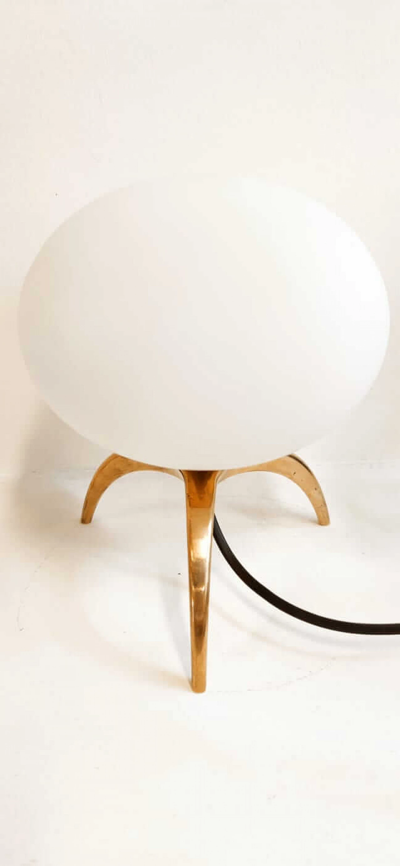 Lampada da tavolo in ottone con vetro ovale, anni '60 6