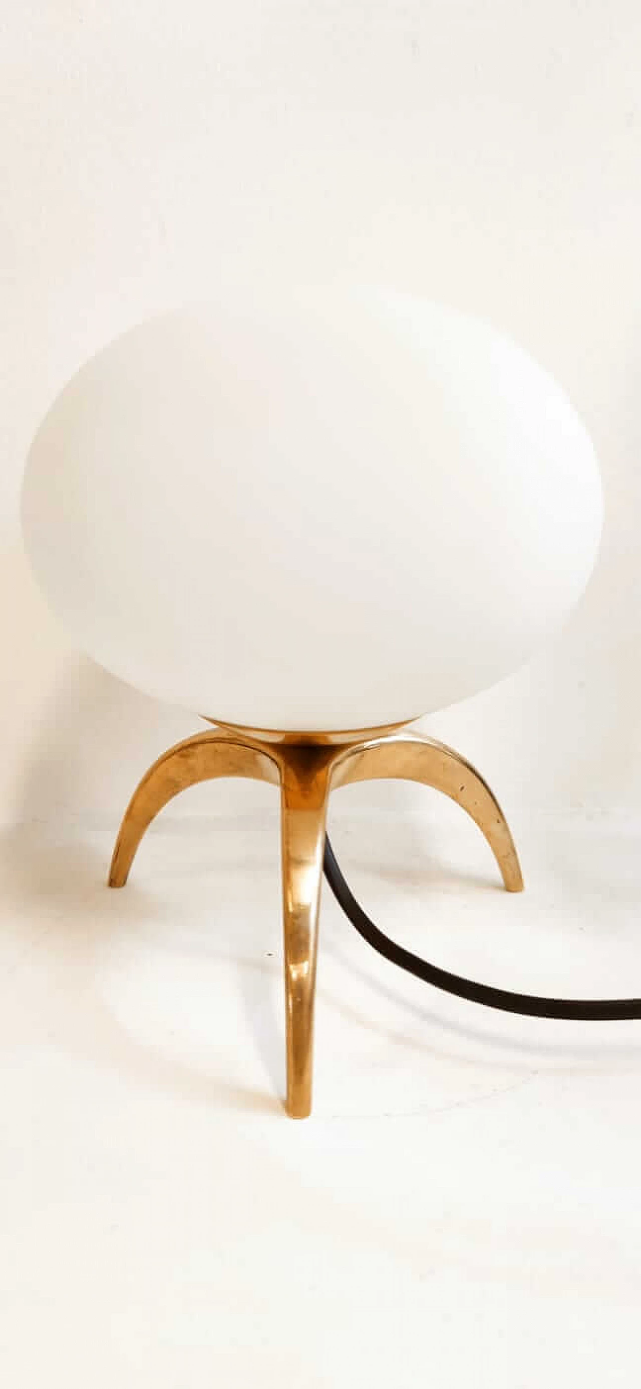 Lampada da tavolo in ottone con vetro ovale, anni '60 7