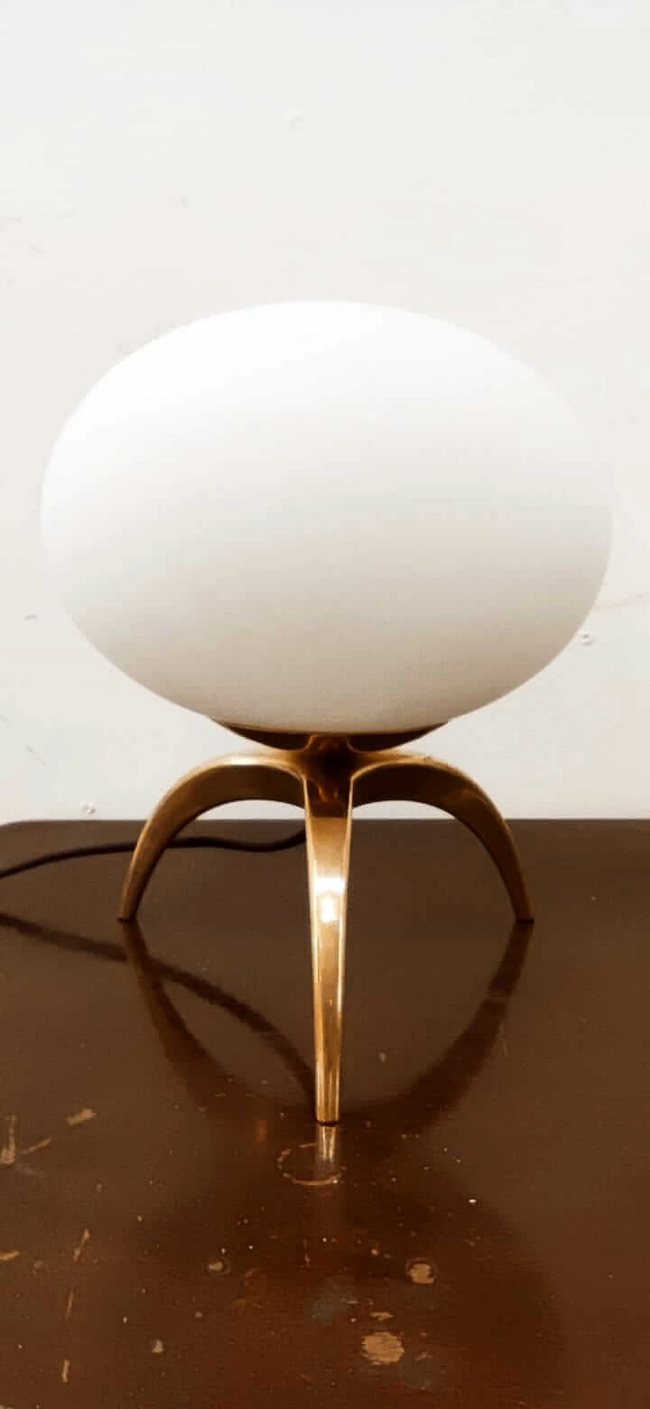 Lampada da tavolo in ottone con vetro ovale, anni '60 9