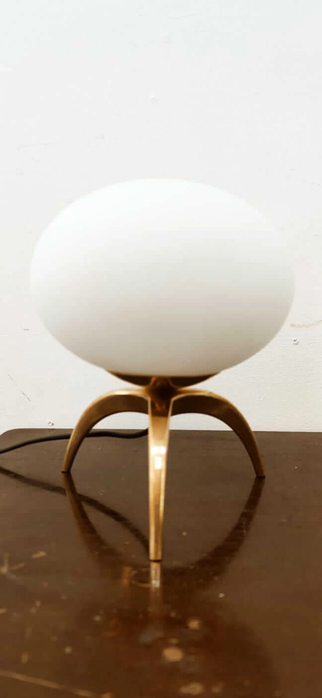 Lampada da tavolo in ottone con vetro ovale, anni '60 13