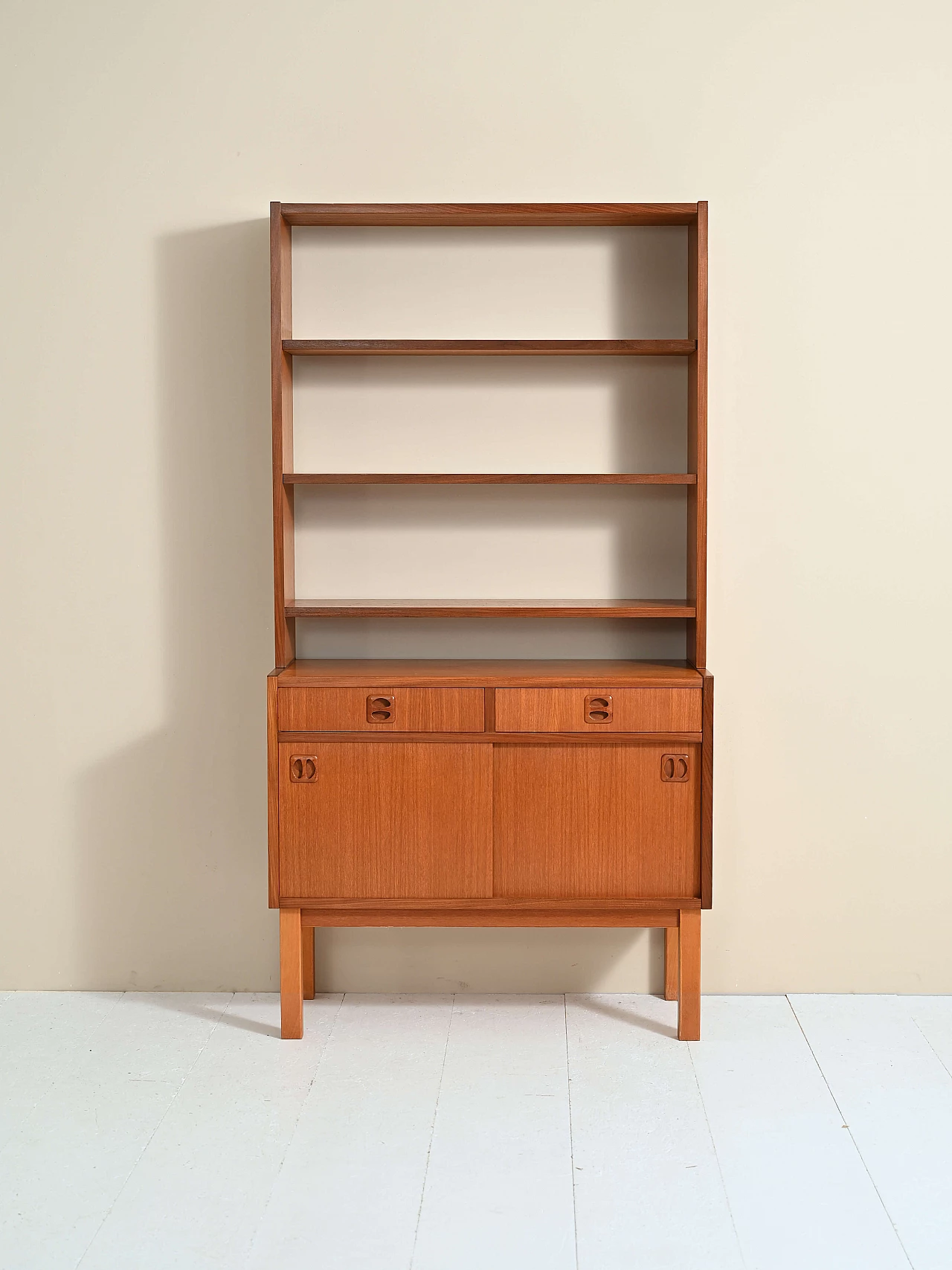 Libreria in teak con ripiani ed anta scorrevole, anni '60 1