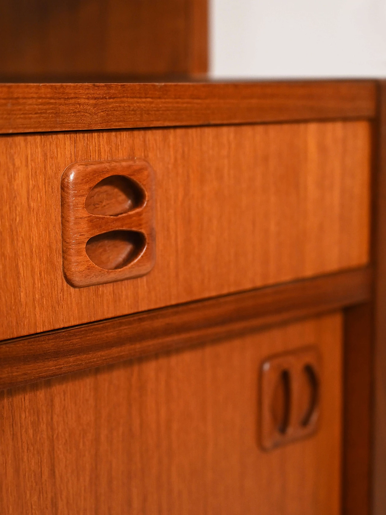 Libreria in teak con ripiani ed anta scorrevole, anni '60 7