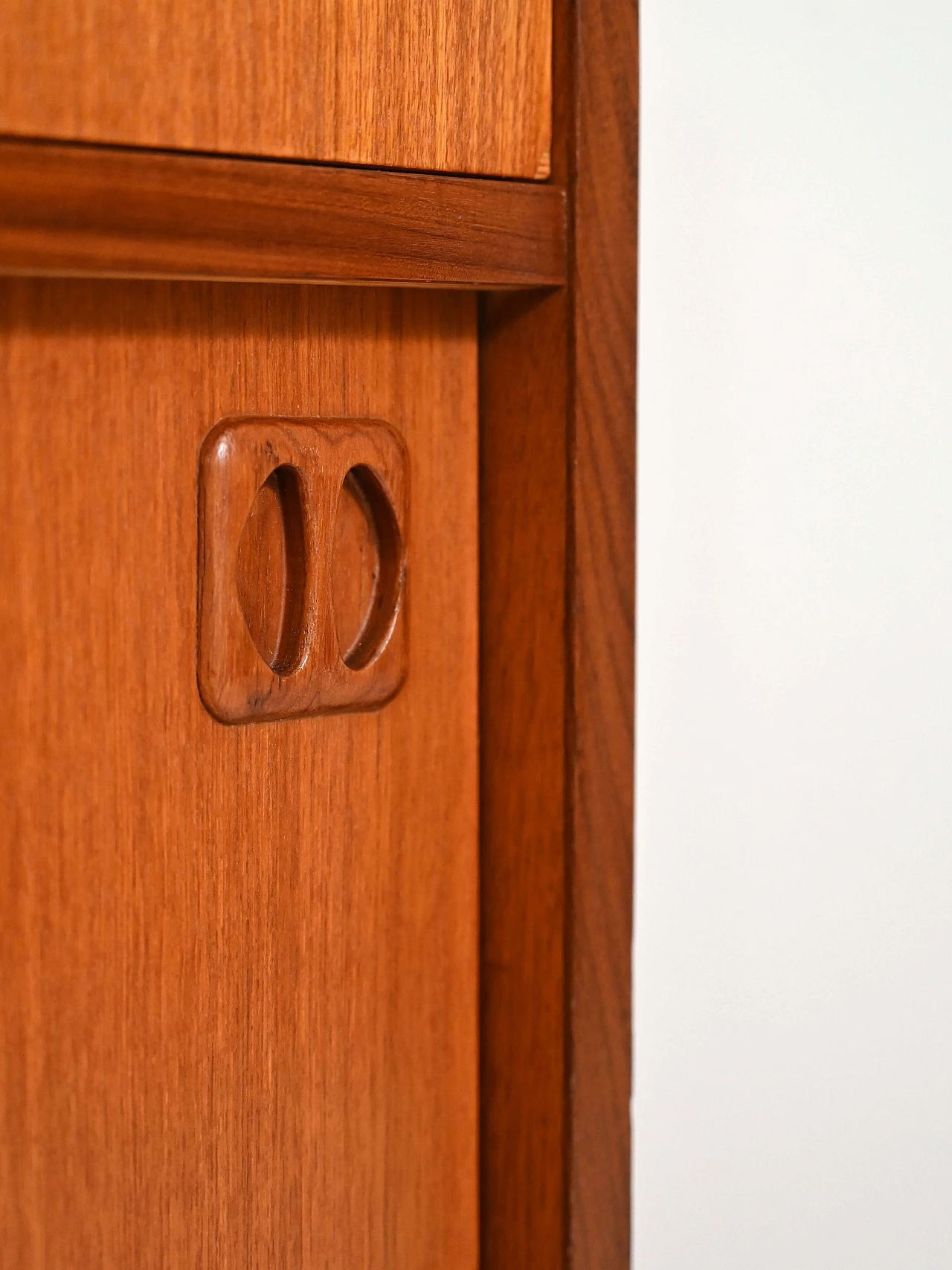 Libreria in teak con ripiani ed anta scorrevole, anni '60 8