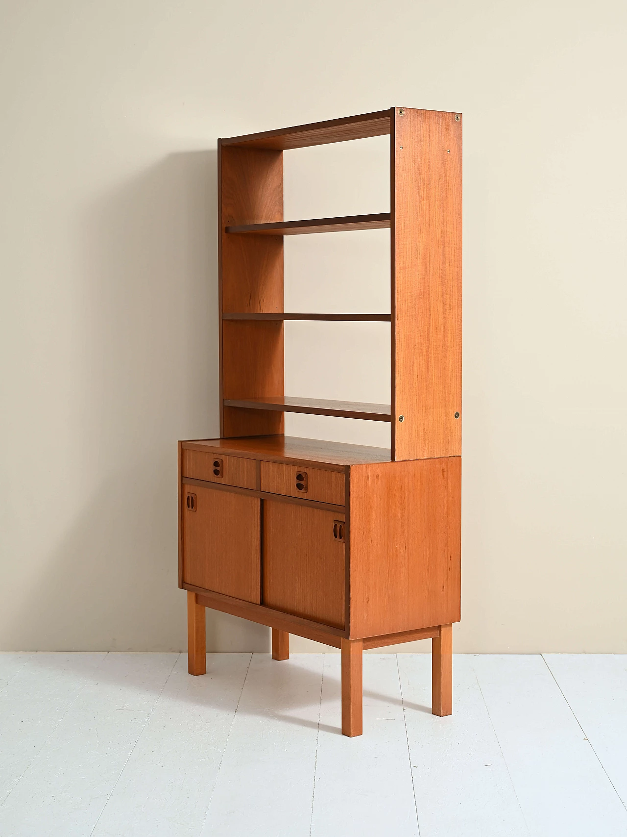 Libreria in teak con ripiani ed anta scorrevole, anni '60 11