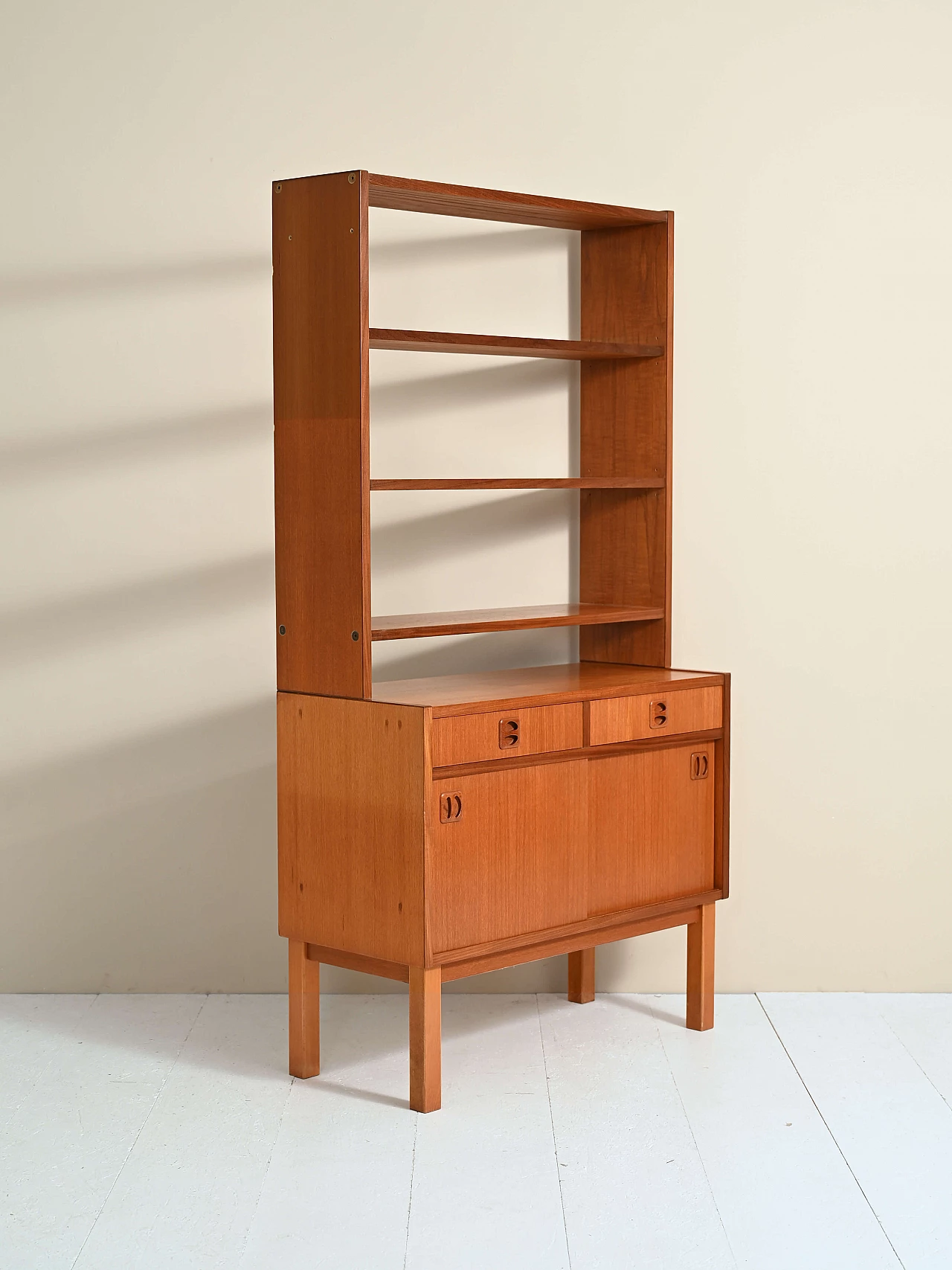 Libreria in teak con ripiani ed anta scorrevole, anni '60 12