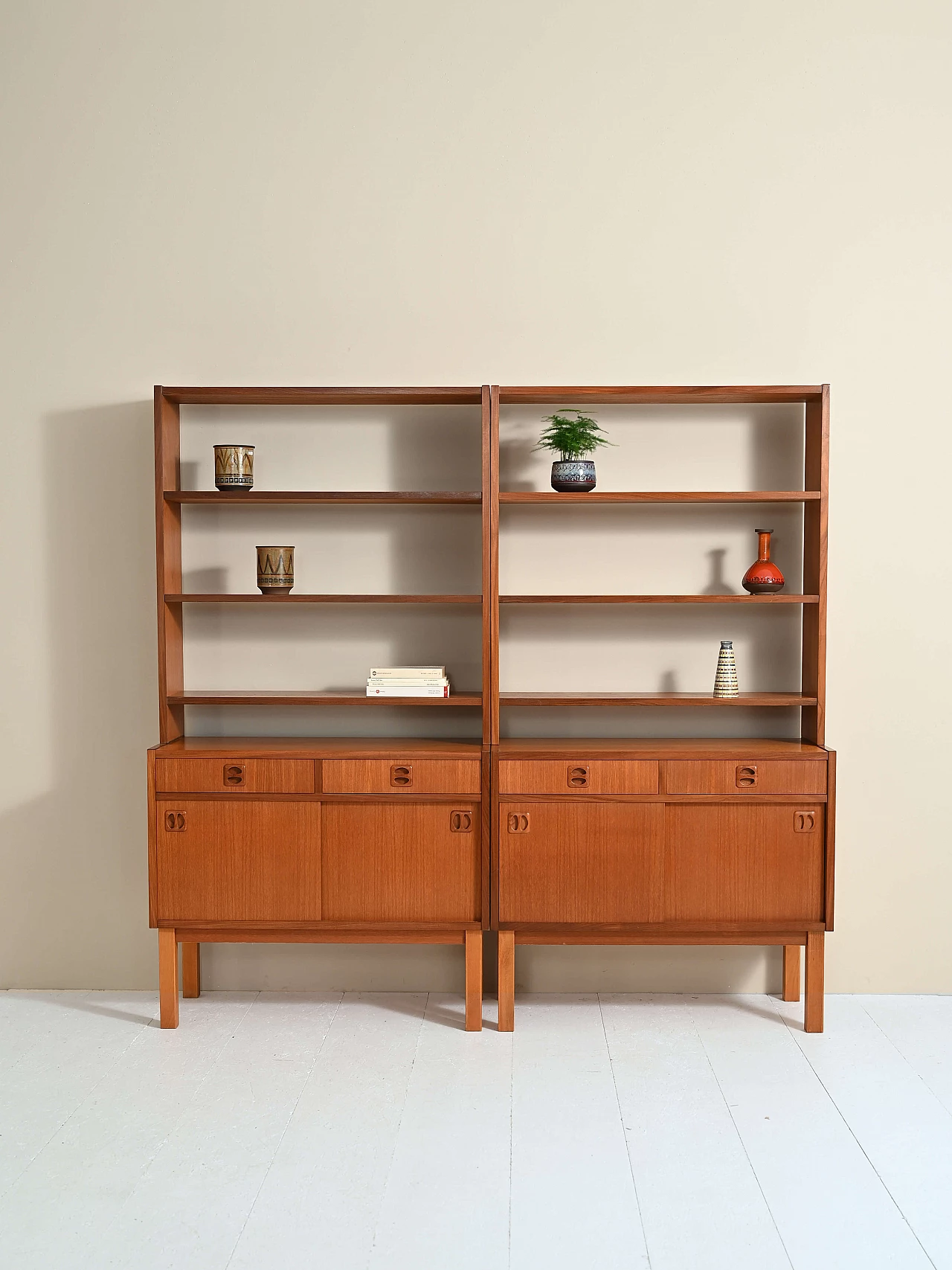 Libreria in teak con ripiani ed anta scorrevole, anni '60 14