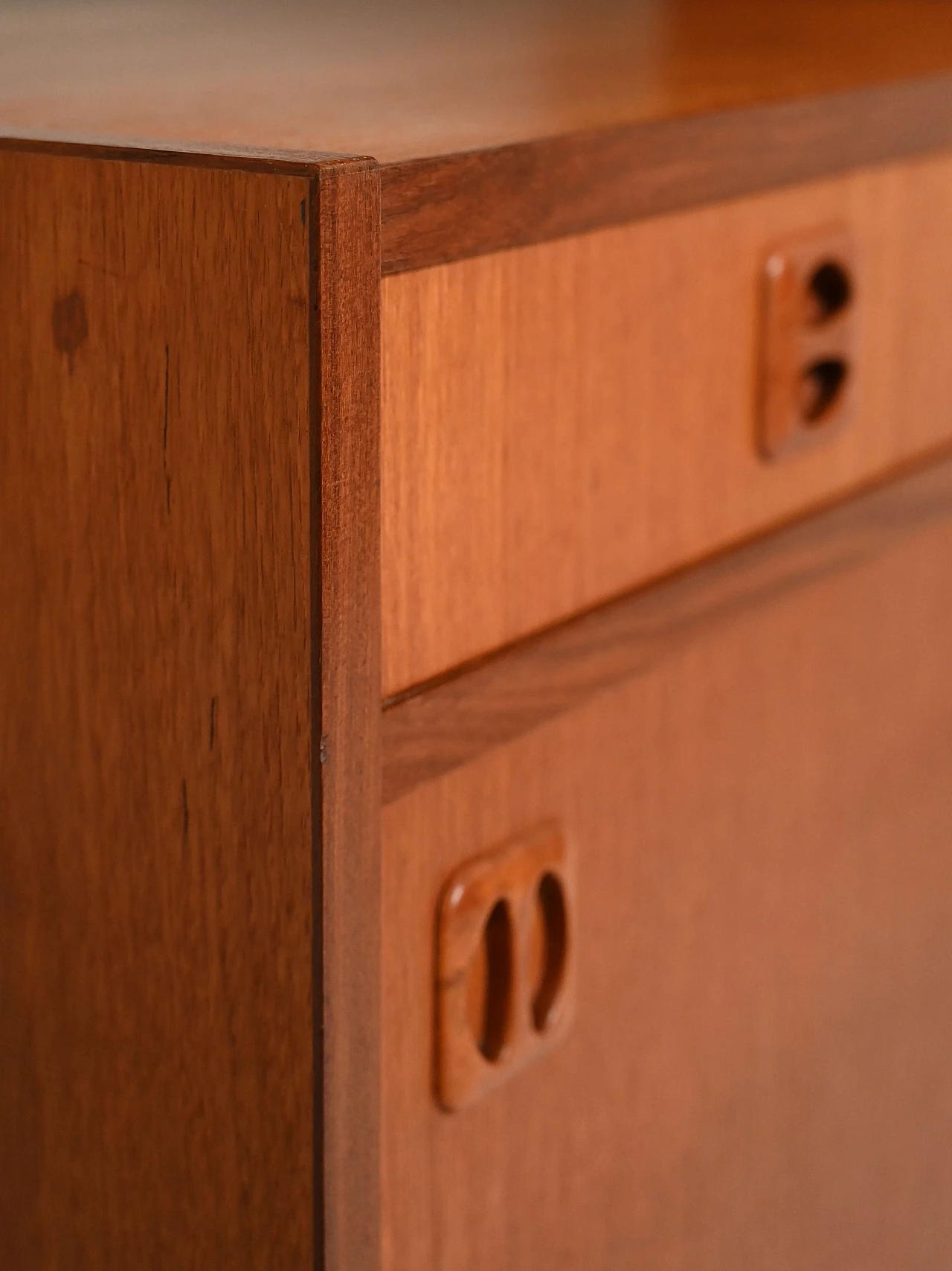 Libreria in teak con ripiani ed anta scorrevole, anni '60 15