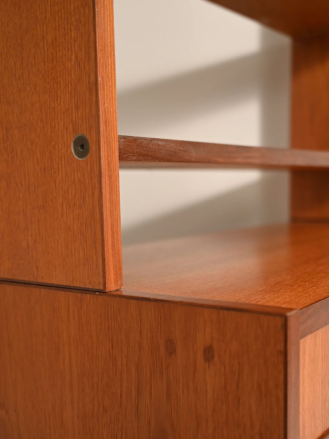 Libreria in teak con ripiani ed anta scorrevole, anni '60 16