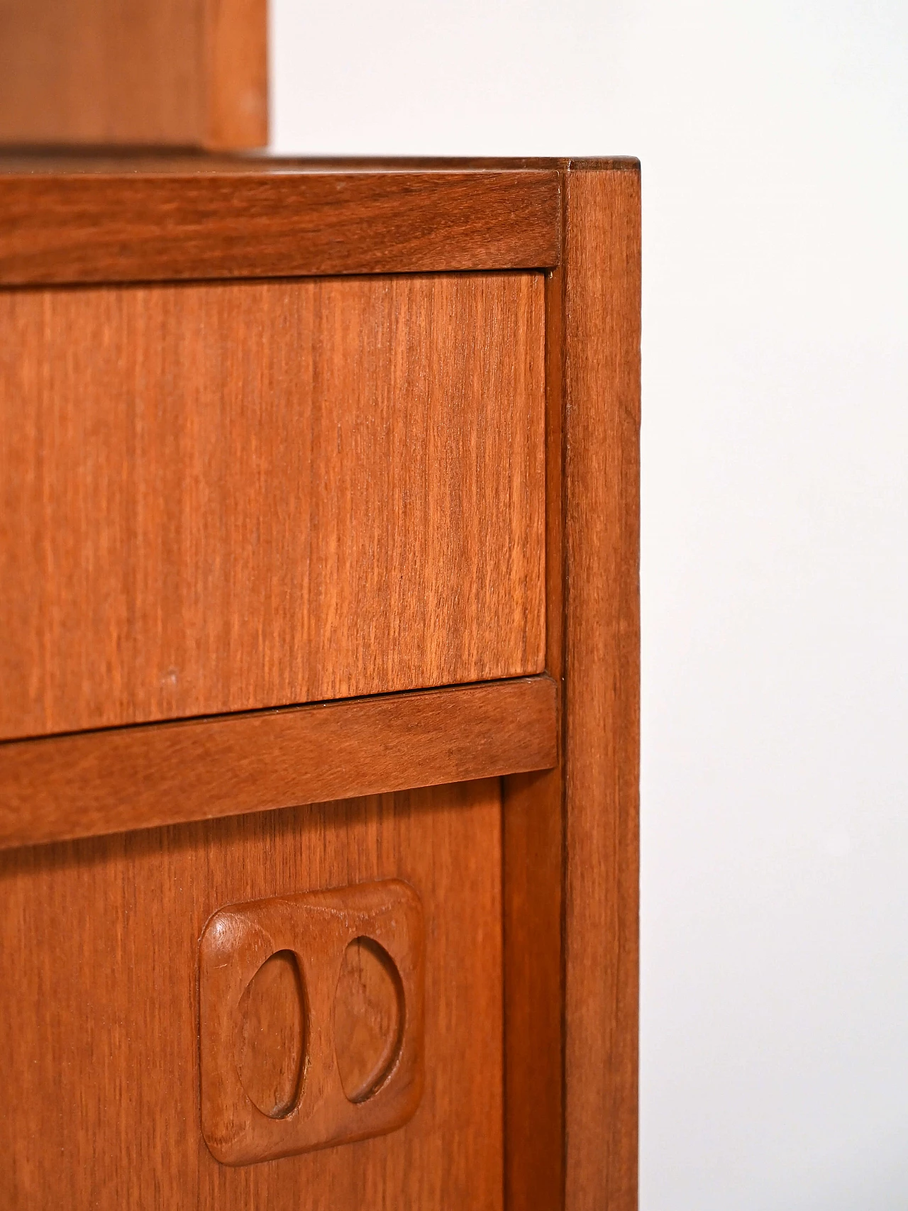 Libreria in teak con ripiani ed anta scorrevole, anni '60 17