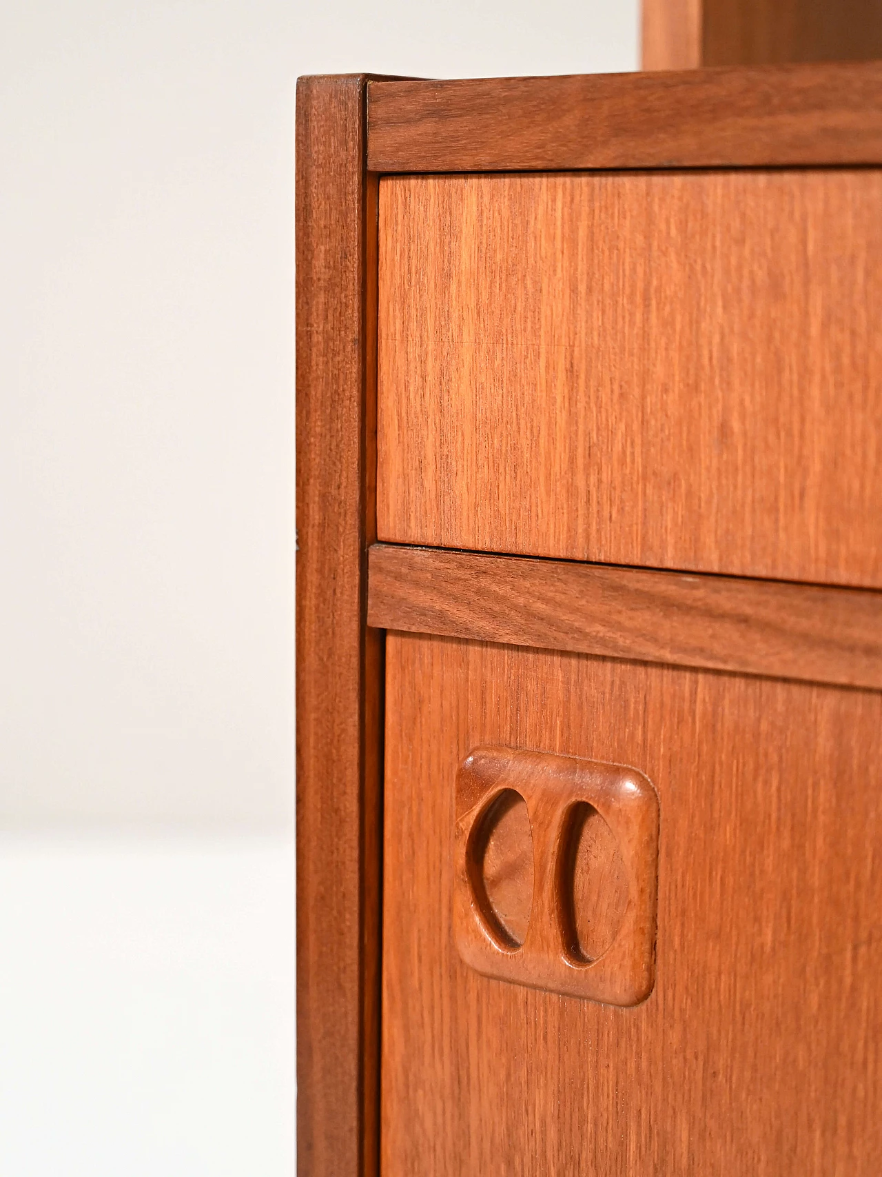 Libreria in teak con ripiani ed anta scorrevole, anni '60 18