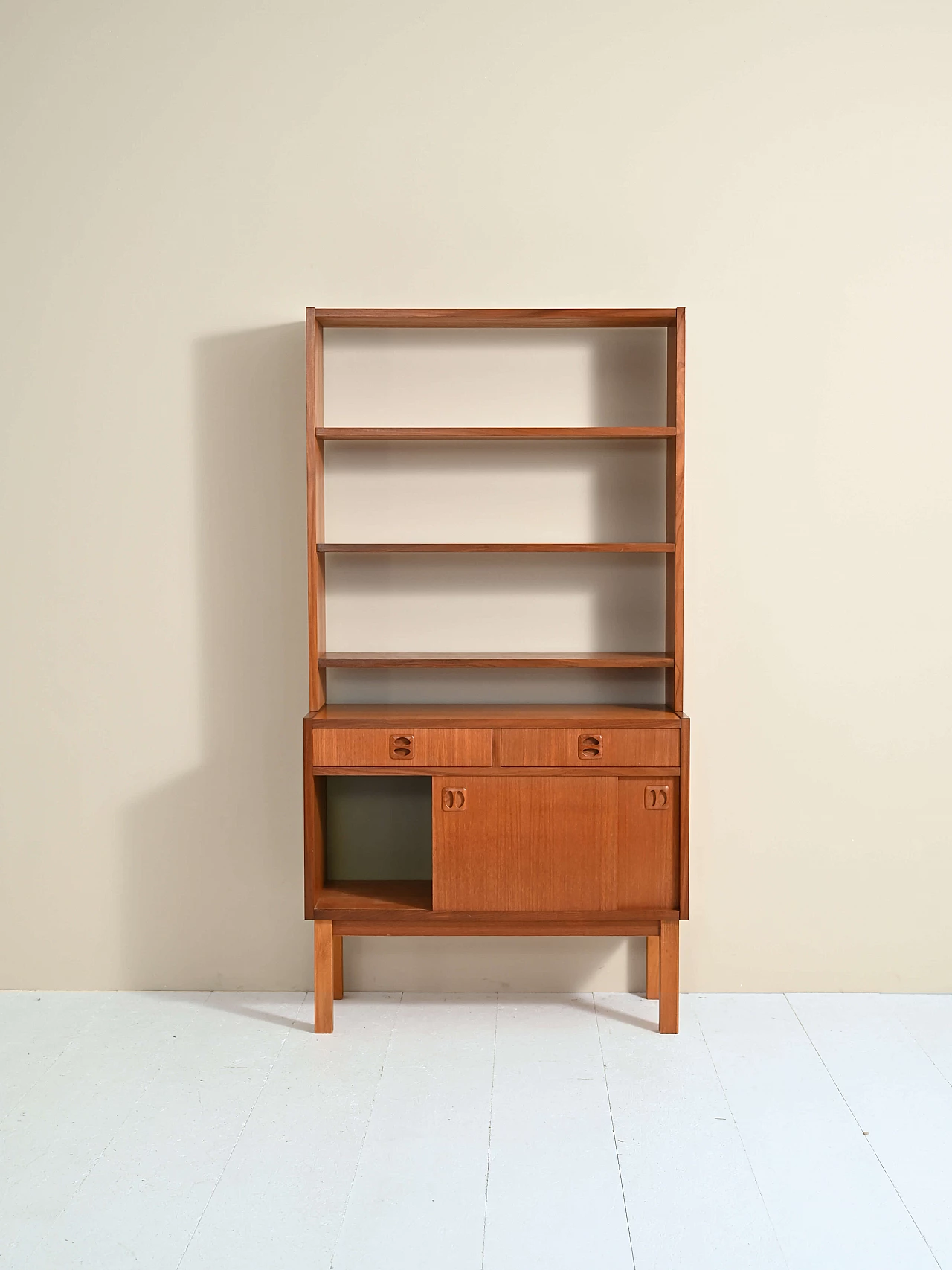 Libreria in teak con ripiani ed anta scorrevole, anni '60 20