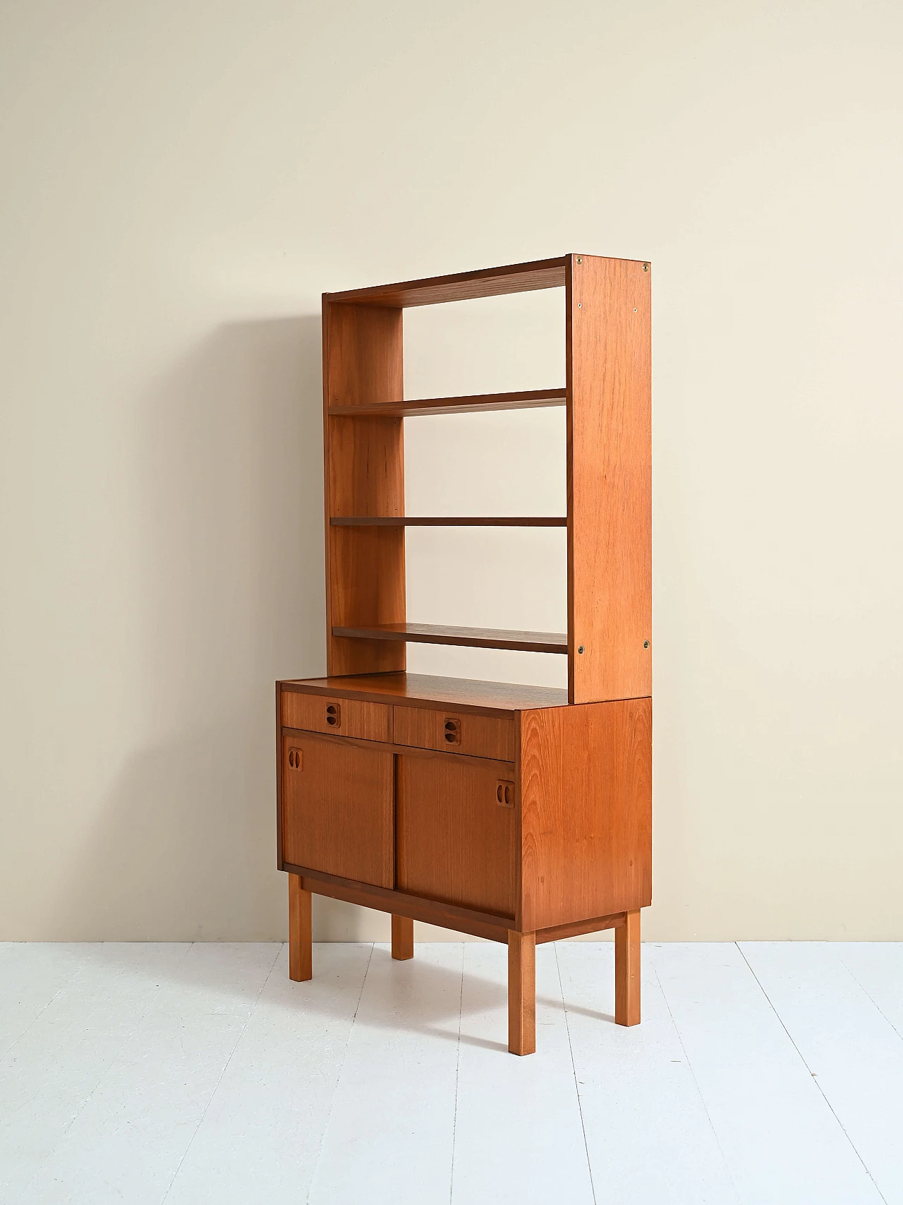 Libreria in teak con ripiani ed anta scorrevole, anni '60 21