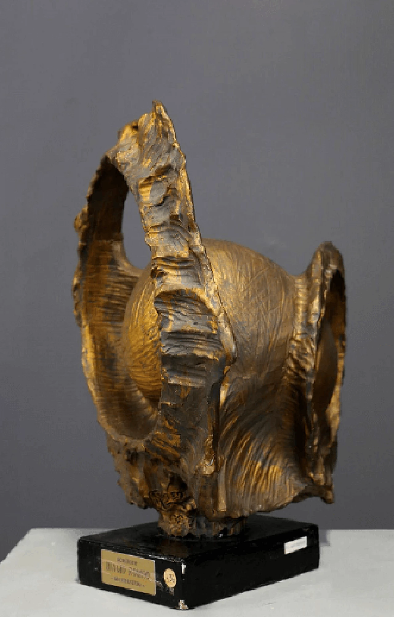 Biagio Romeo, metamorfosi di un pesce, scultura in bronzo dorato, 1987 6
