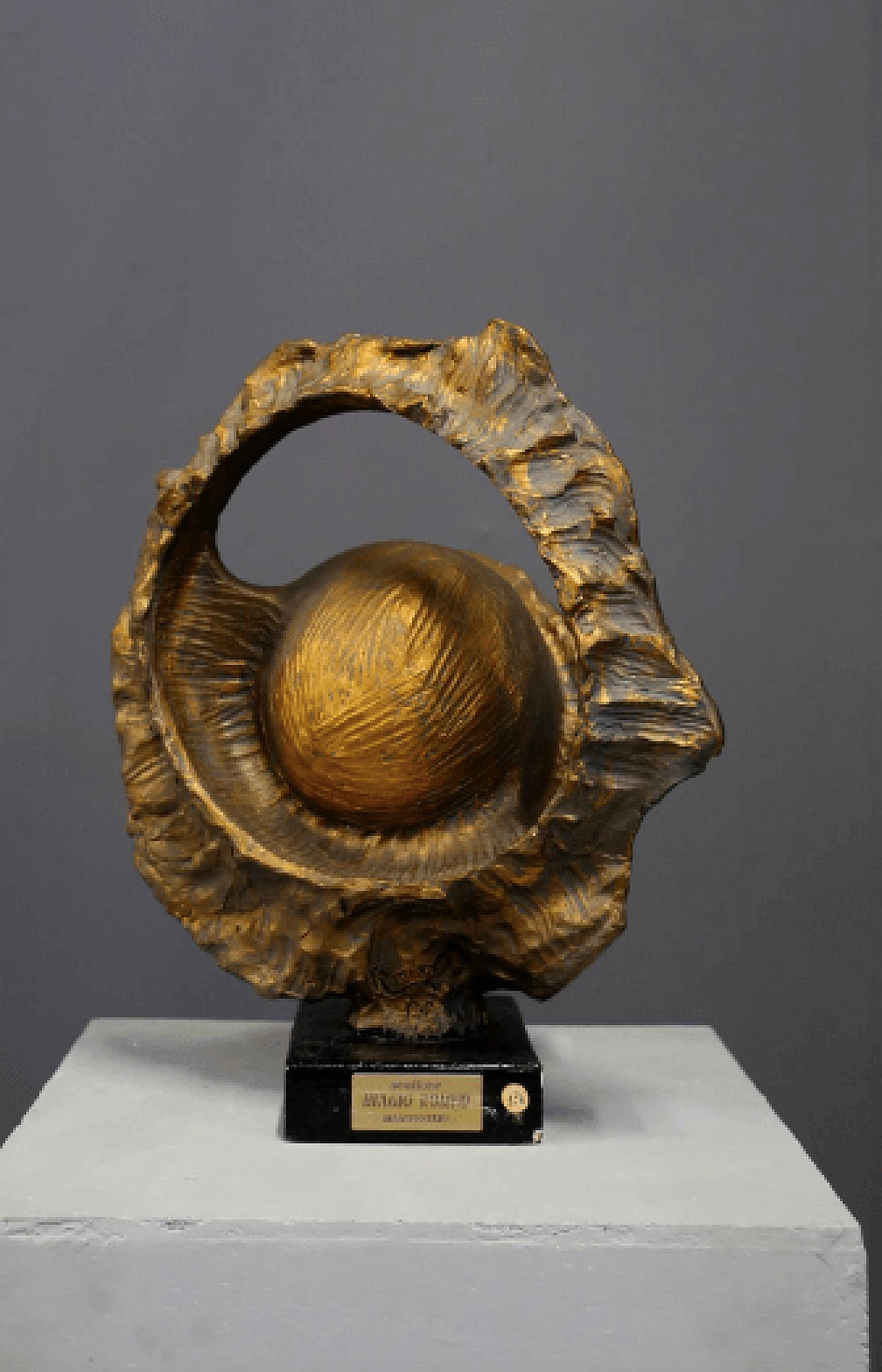 Biagio Romeo, metamorfosi di un pesce, scultura in bronzo dorato, 1987 7