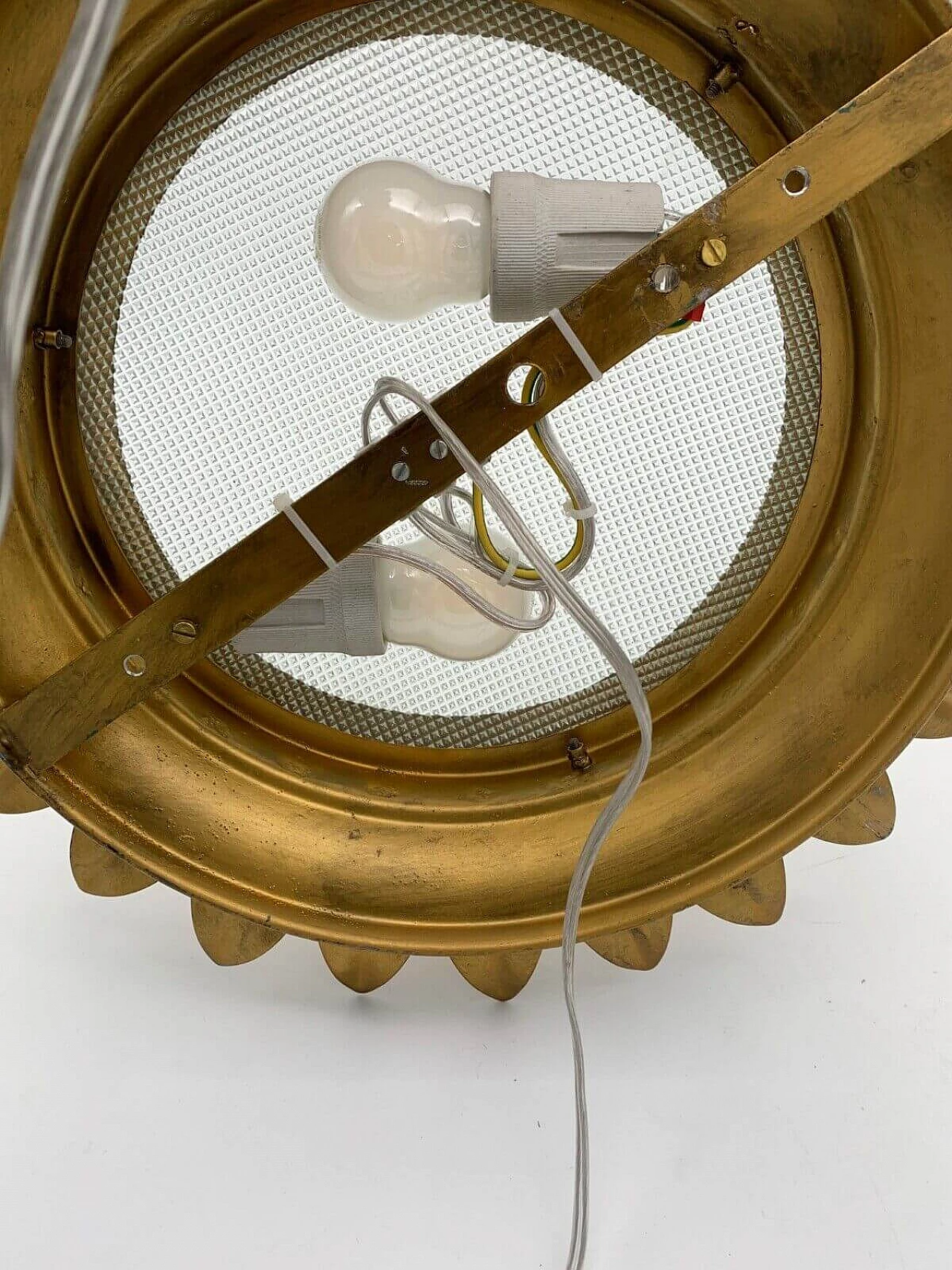 Coppia di applique a forma di sole in ferro e vetro, anni '50 4