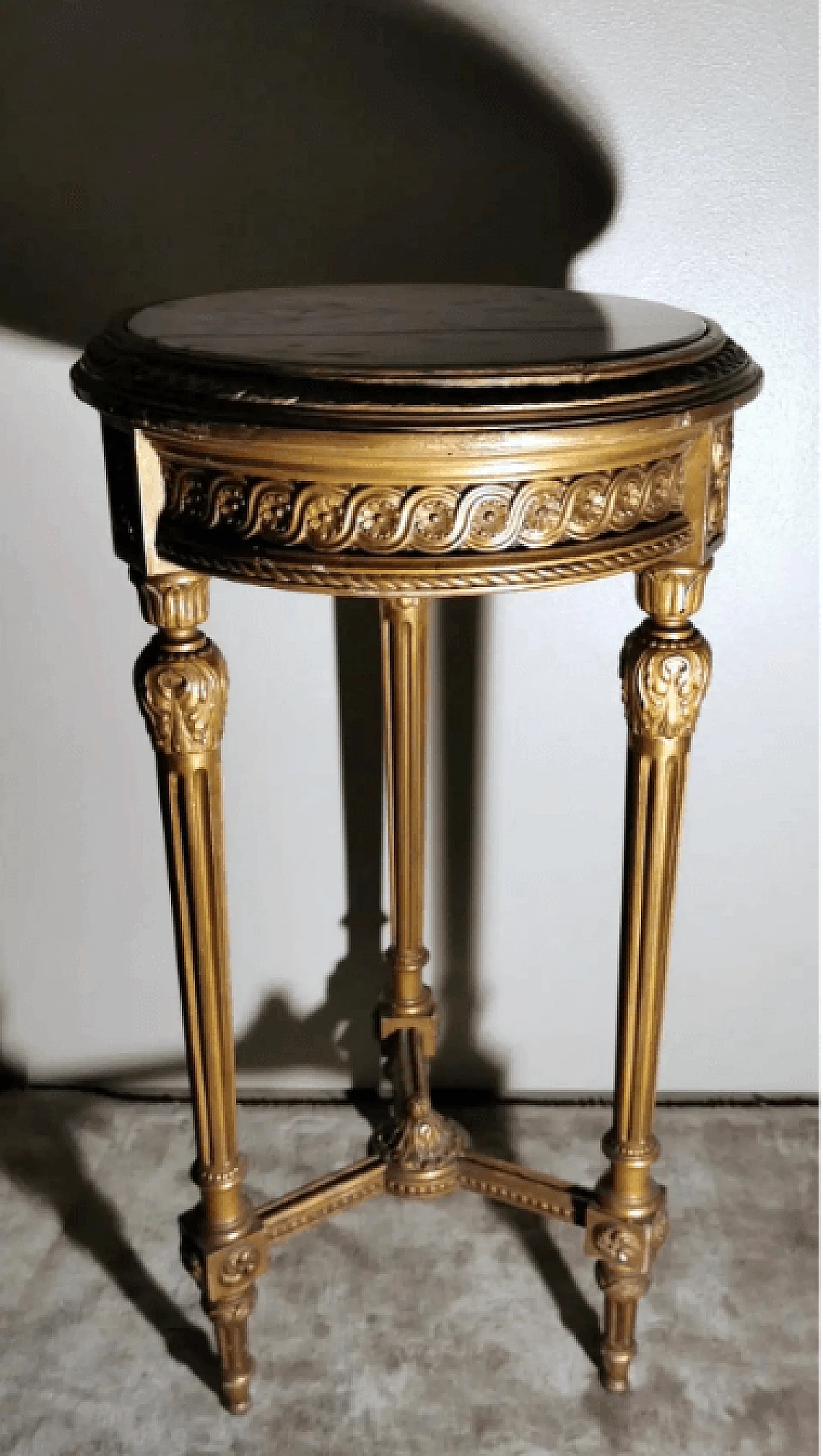 Louis XVI-style coffee table in gilded wood and Carrara marble, 1920s 6