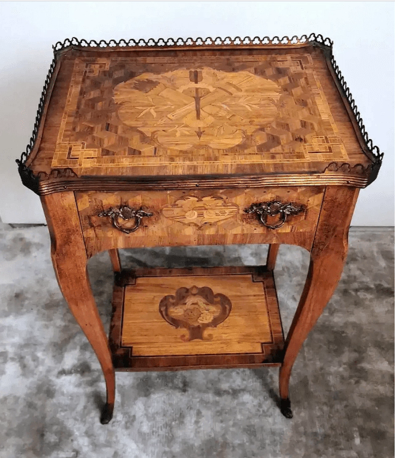 Louis XVI style bedside table in walnut wood, 18th century 3