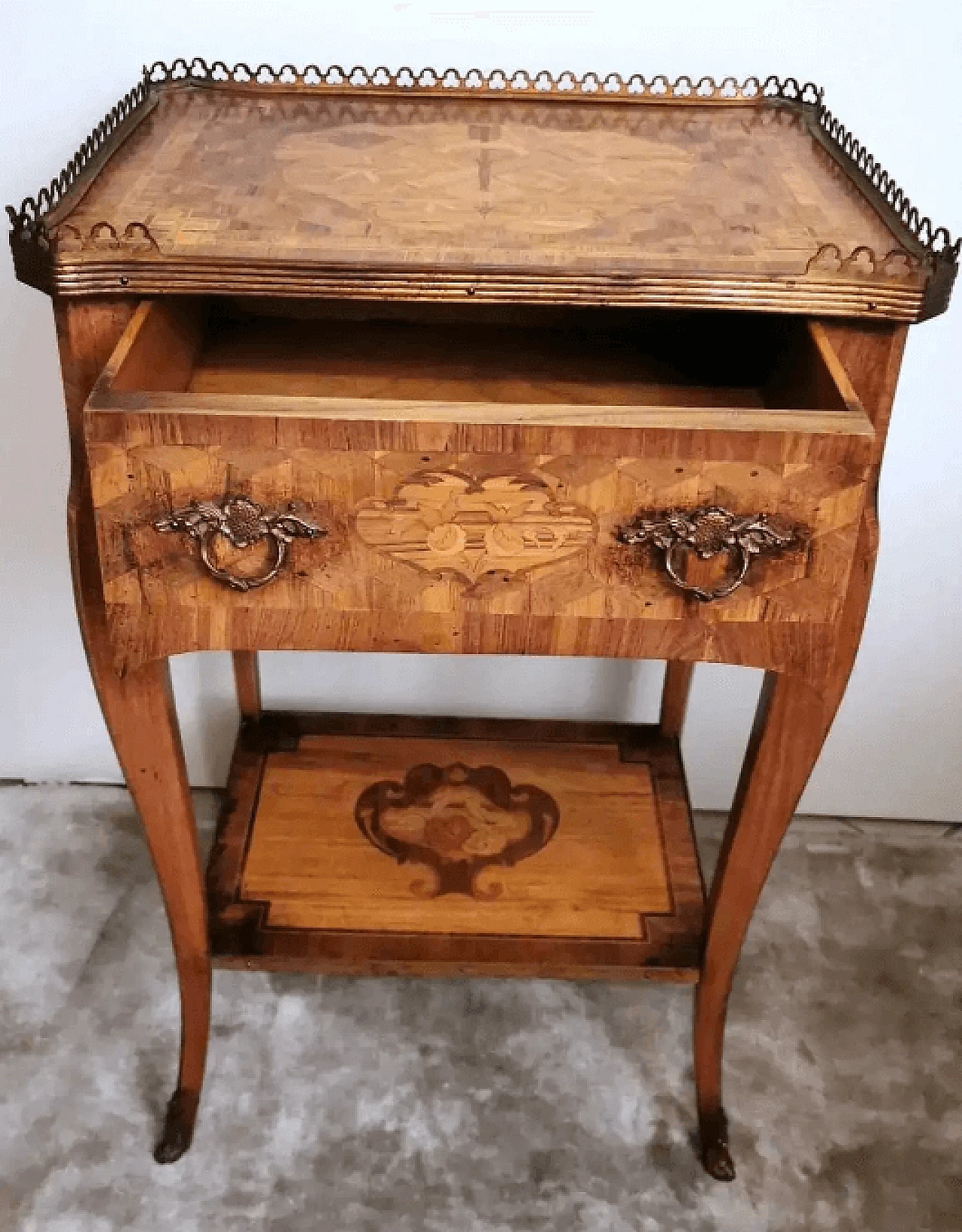 Louis XVI style bedside table in walnut wood, 18th century 6