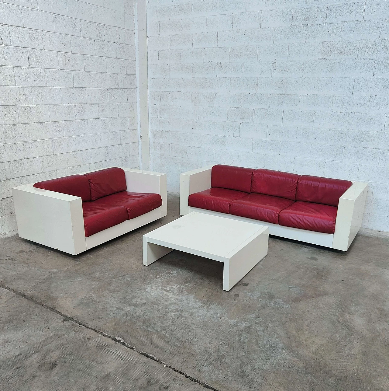 Pair of Saratoga sofas and coffee table by Lella and Massimo Vignelli for Saratoga, 1964 2