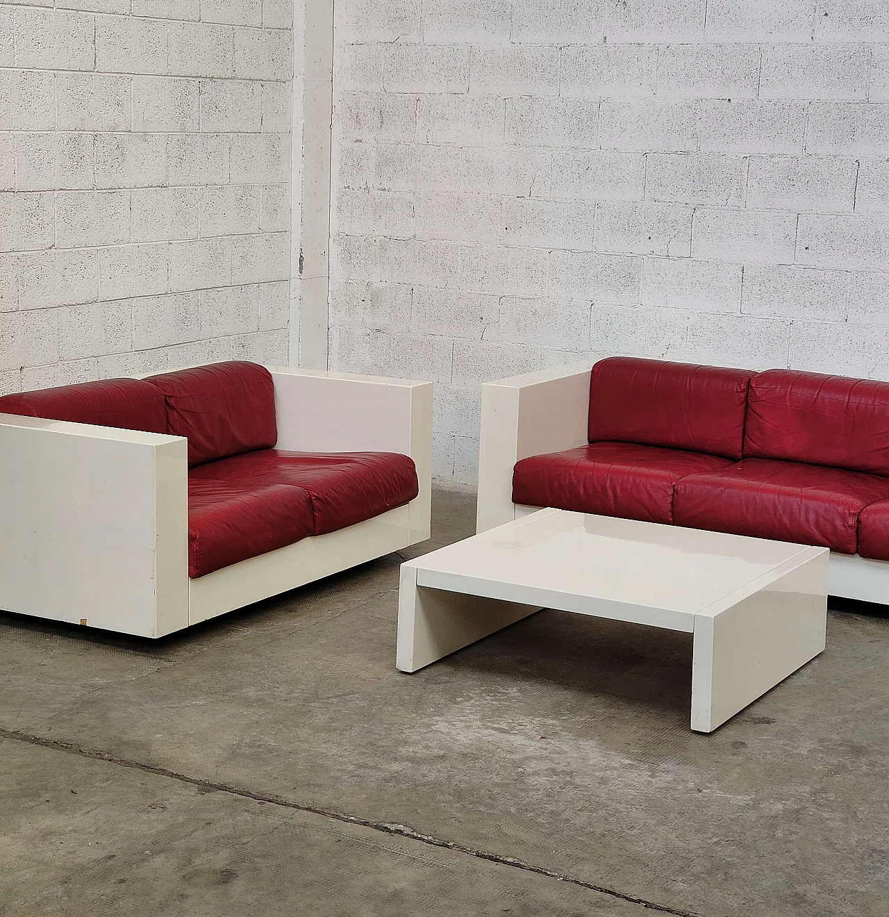 Pair of Saratoga sofas and coffee table by Lella and Massimo Vignelli for Saratoga, 1964 3