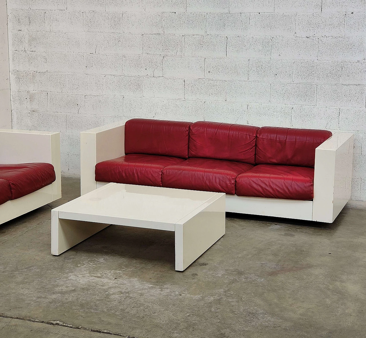 Pair of Saratoga sofas and coffee table by Lella and Massimo Vignelli for Saratoga, 1964 4