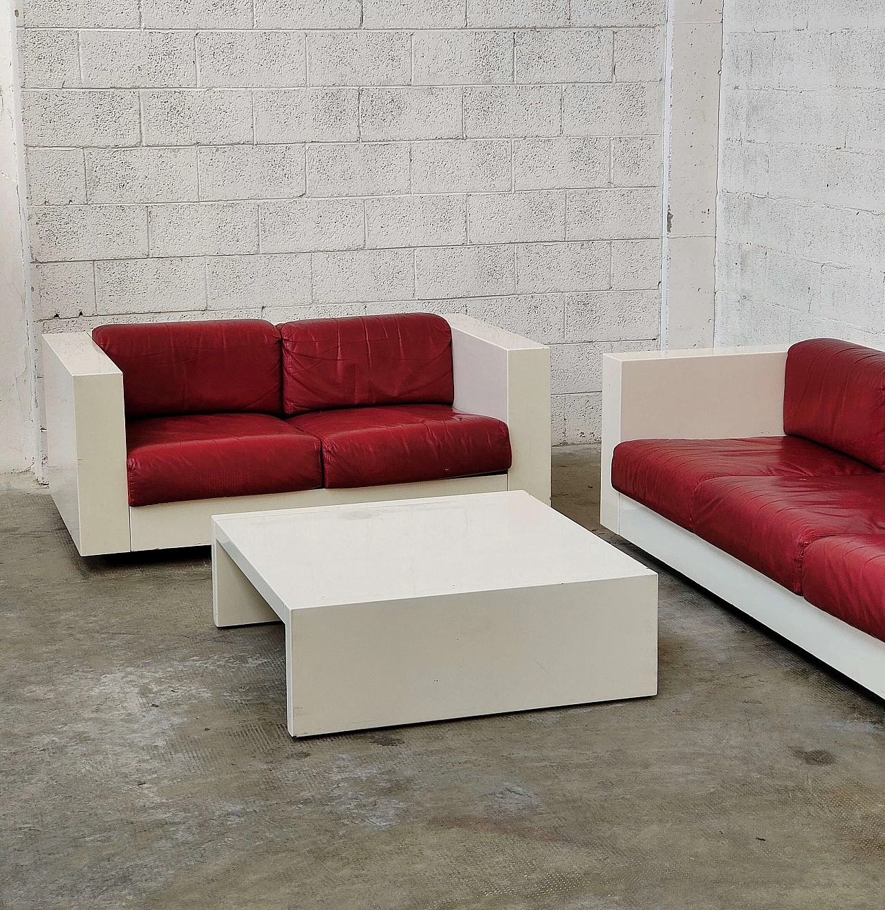 Pair of Saratoga sofas and coffee table by Lella and Massimo Vignelli for Saratoga, 1964 5